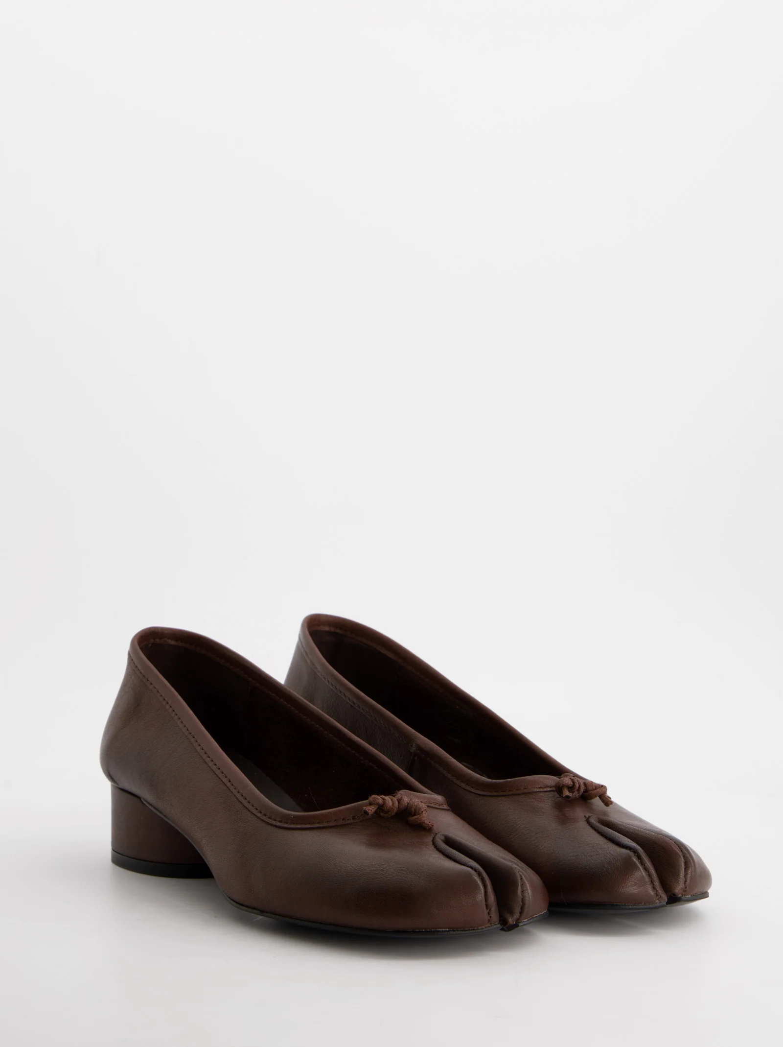 Bailarinas tabi con tacón bajo marrón - Kala - Image 3