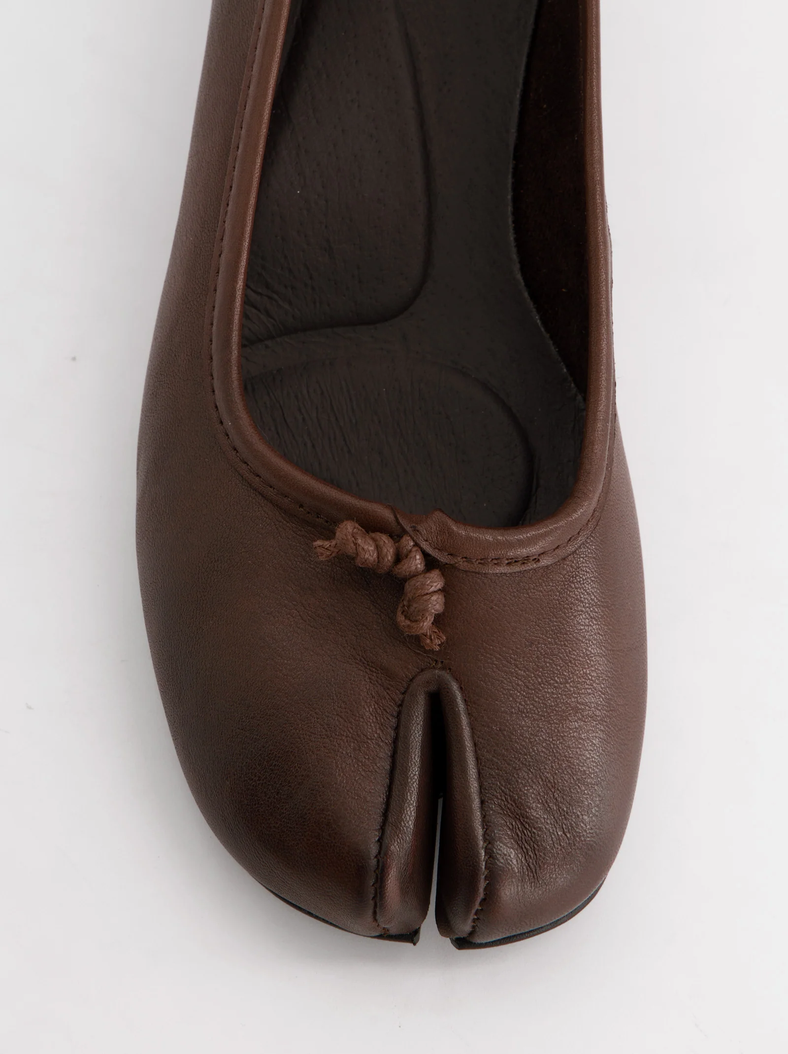 Bailarinas tabi con tacón bajo marrón - Kala - Image 5