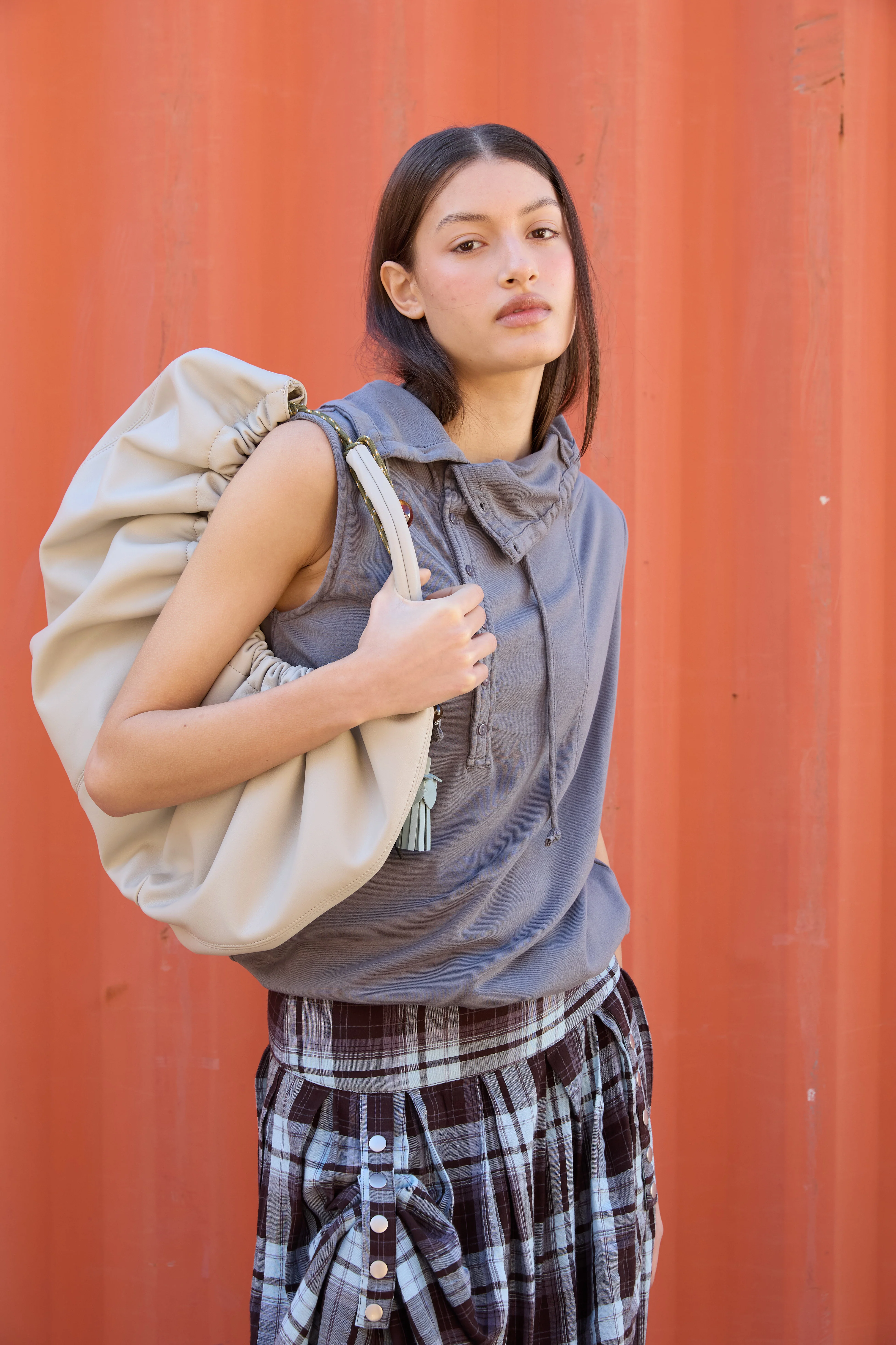 Bolso gris fruncido efecto piel - Bolor - Image 3