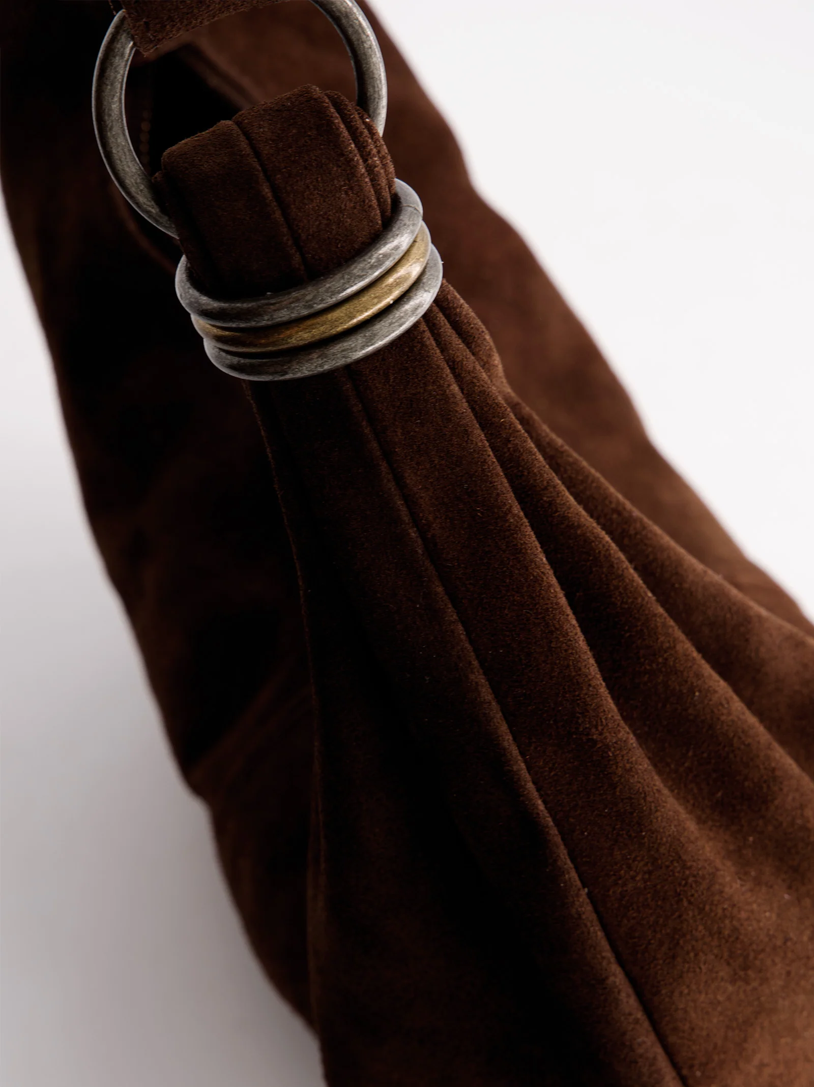 Bolso De Ante Marrón Con Herrajes Metálicos - Santa - Image 4