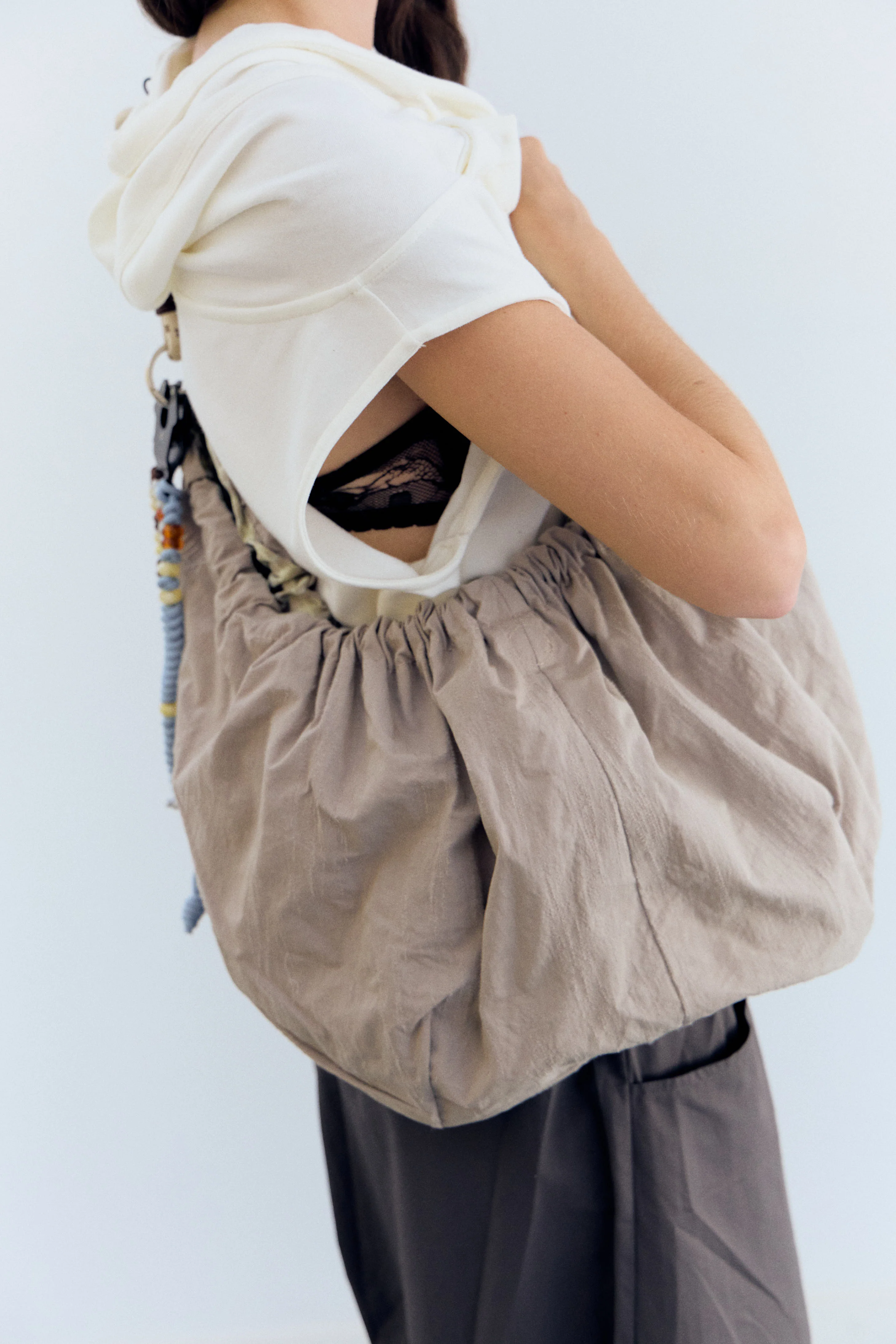 Bolso fruncido reversible con charms - Carmelo - Image 2