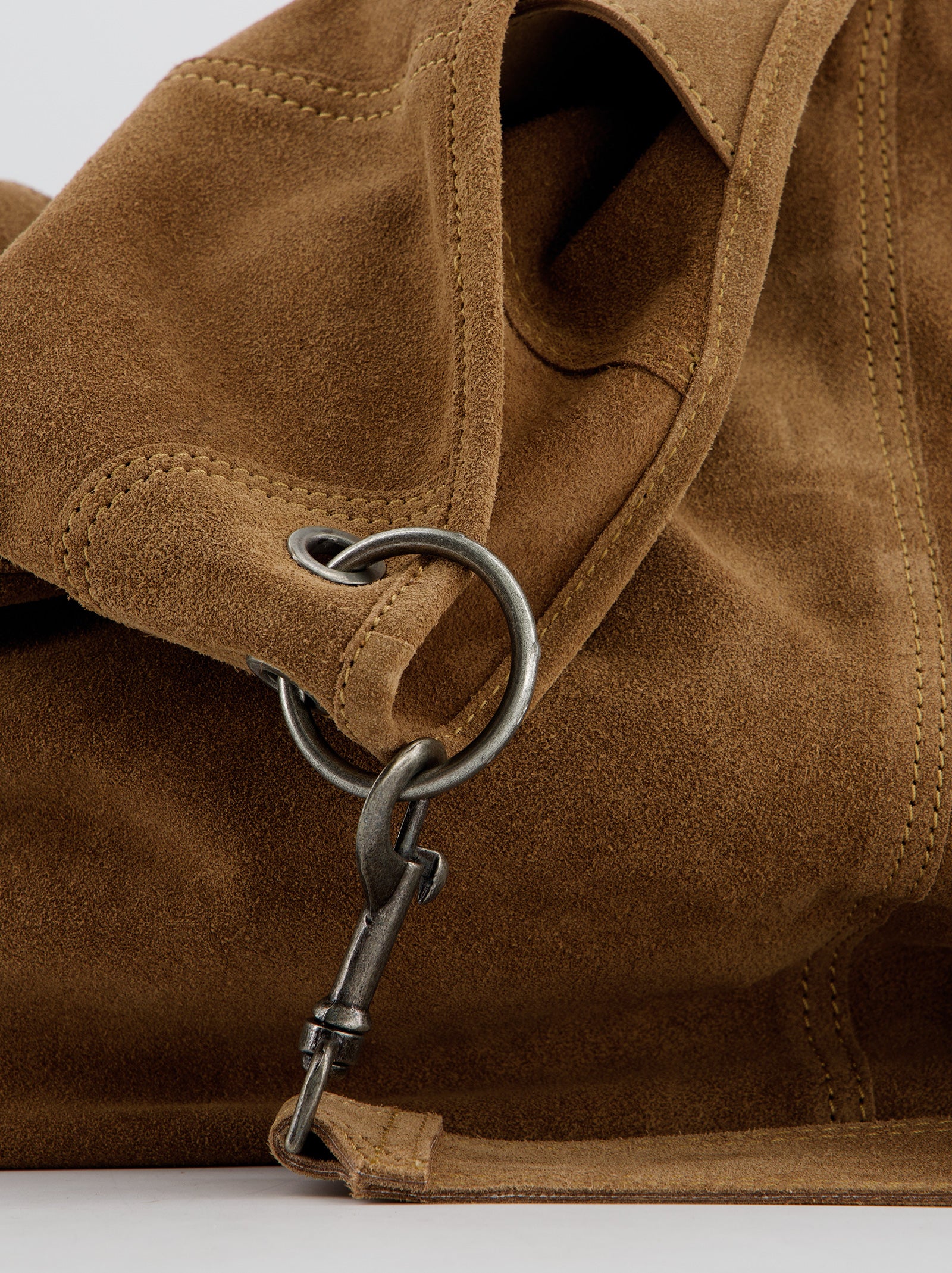 Bolso hobo en ante con mosquetones - Apris - Image 6