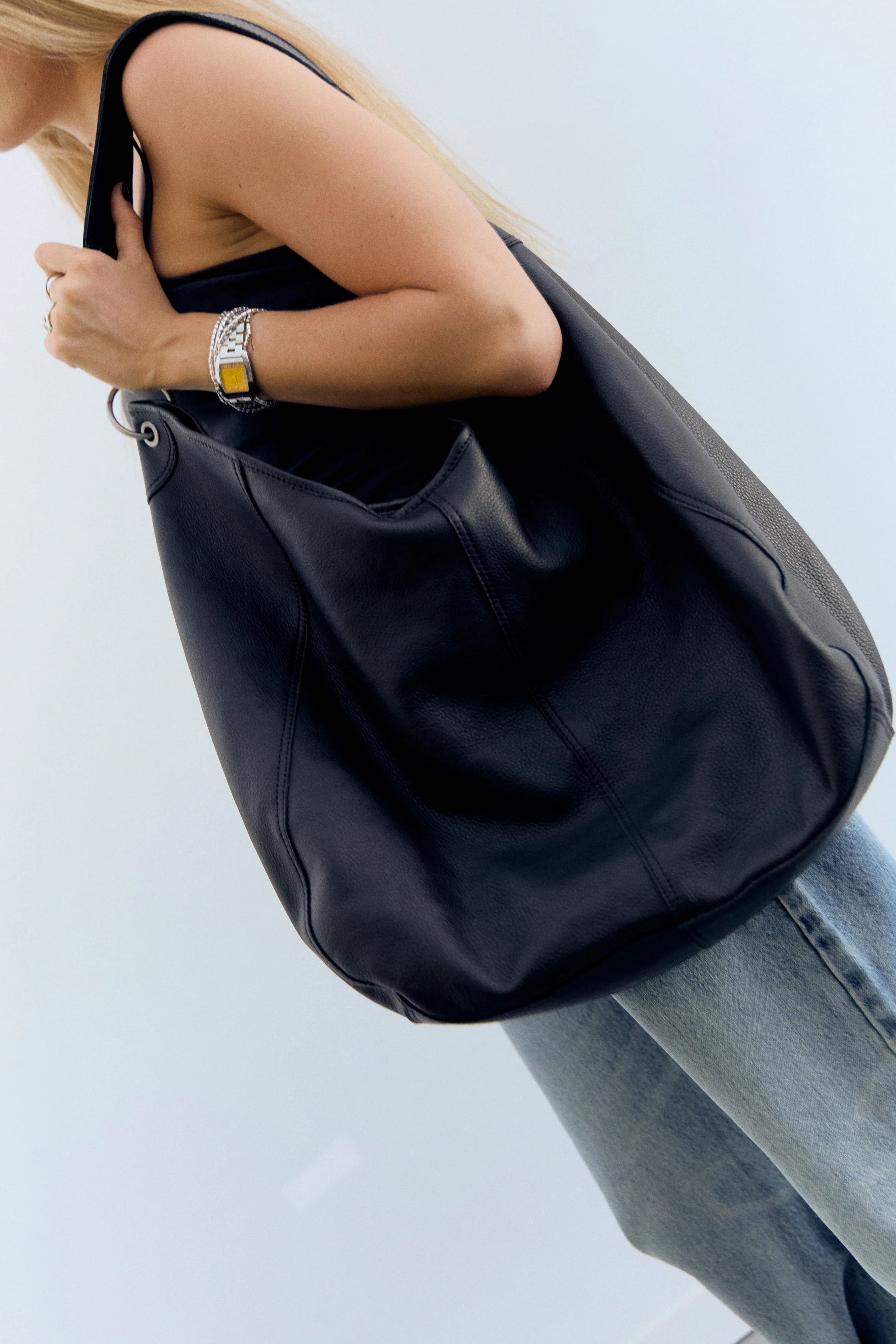 Bolso hobo en piel con mosquetones - Apris - Image 2