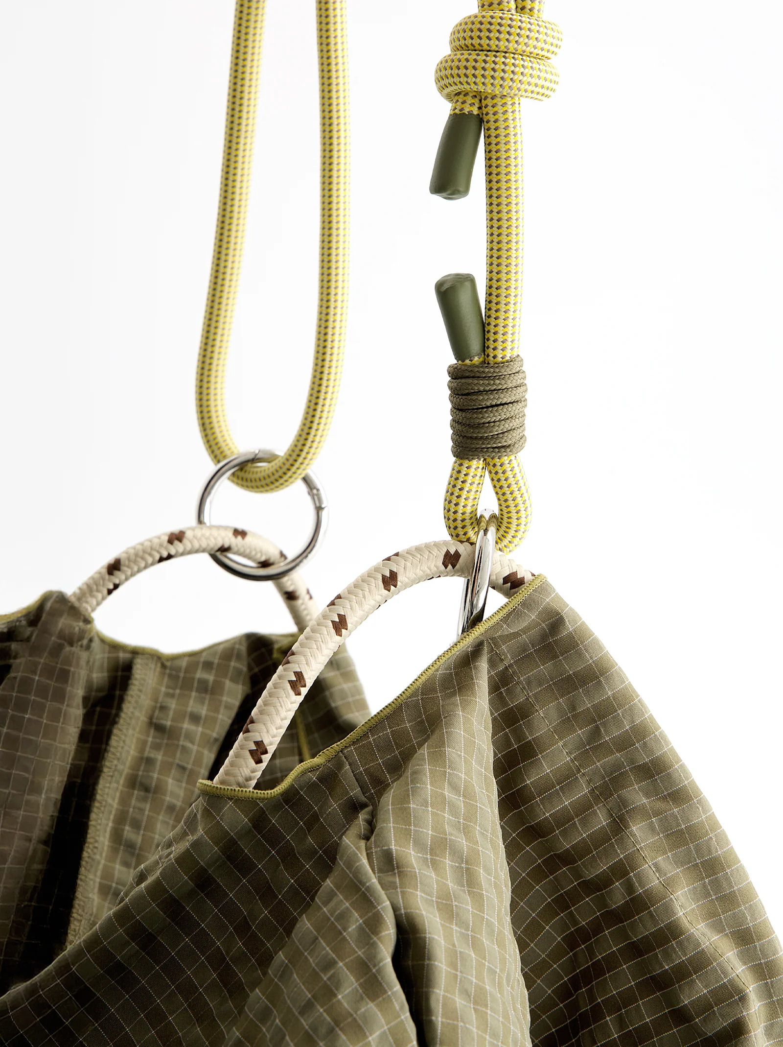 Bolso shopper técnico a cuadros con charm - Acuasi - Image 3