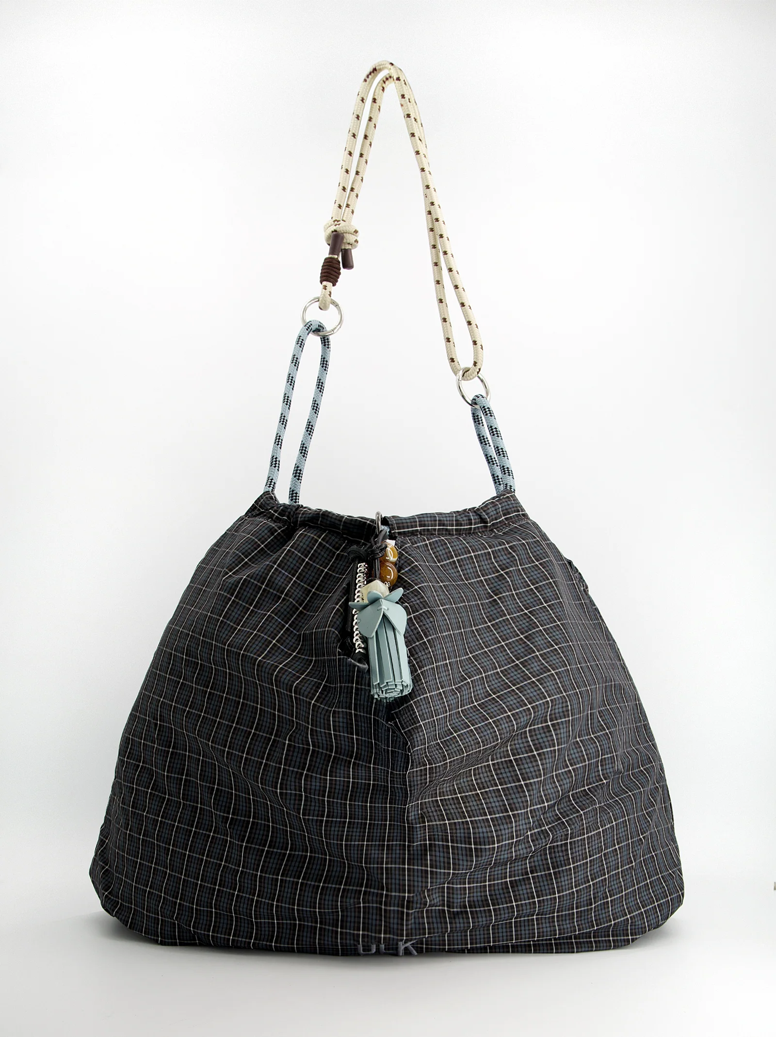 Bolso shopper técnico reversible con charm - JJ