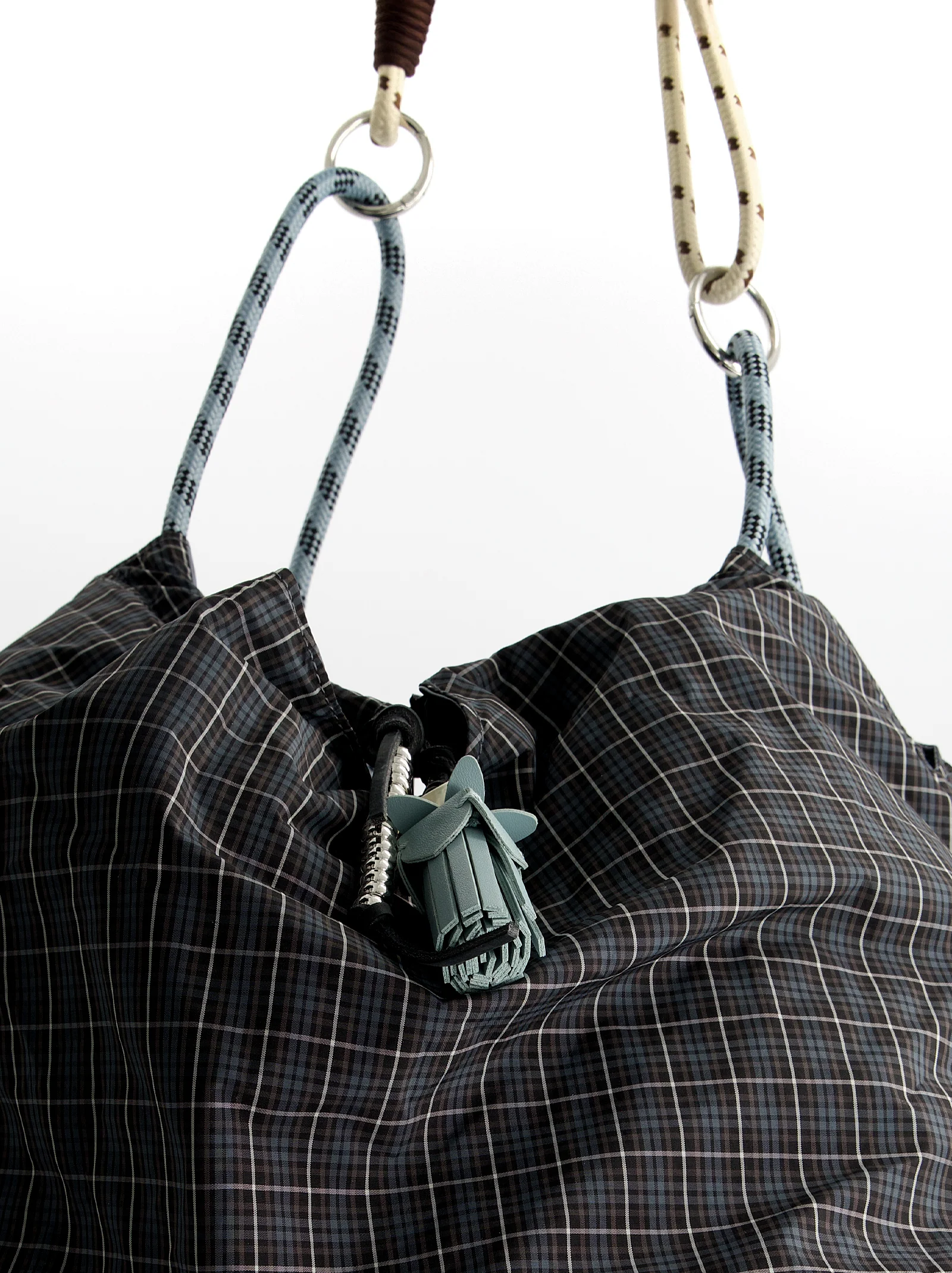 Bolso shopper técnico reversible con charm - JJ - Image 5