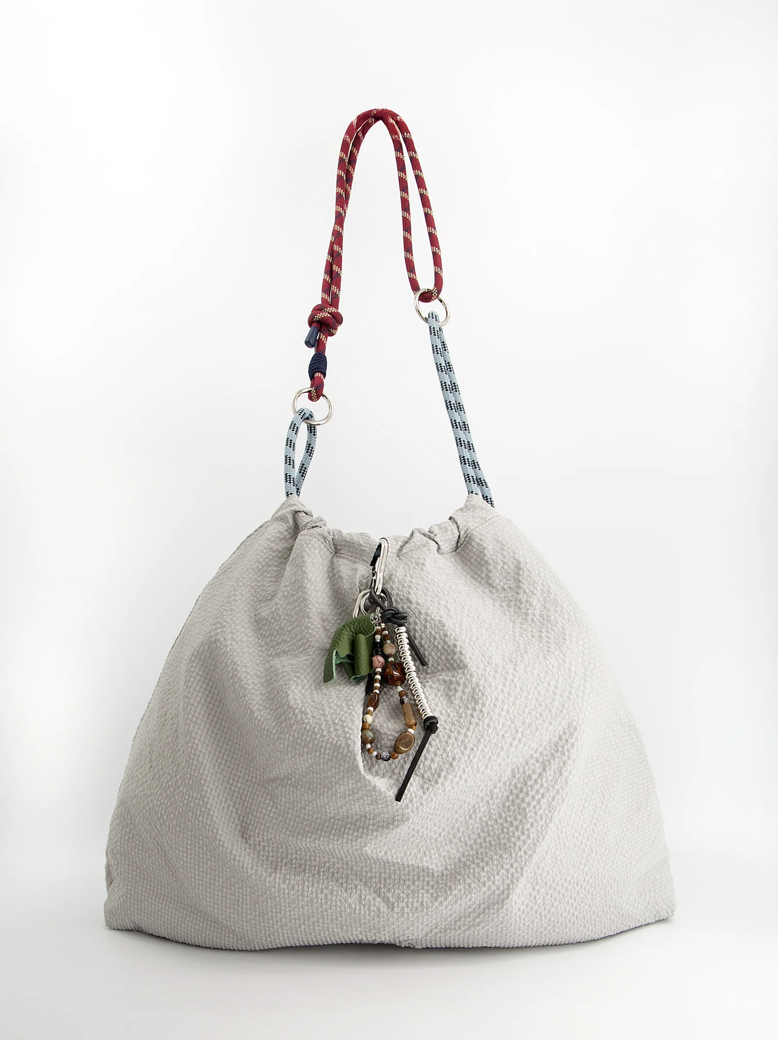 Bolso shopper técnico reversible con charm - JJ