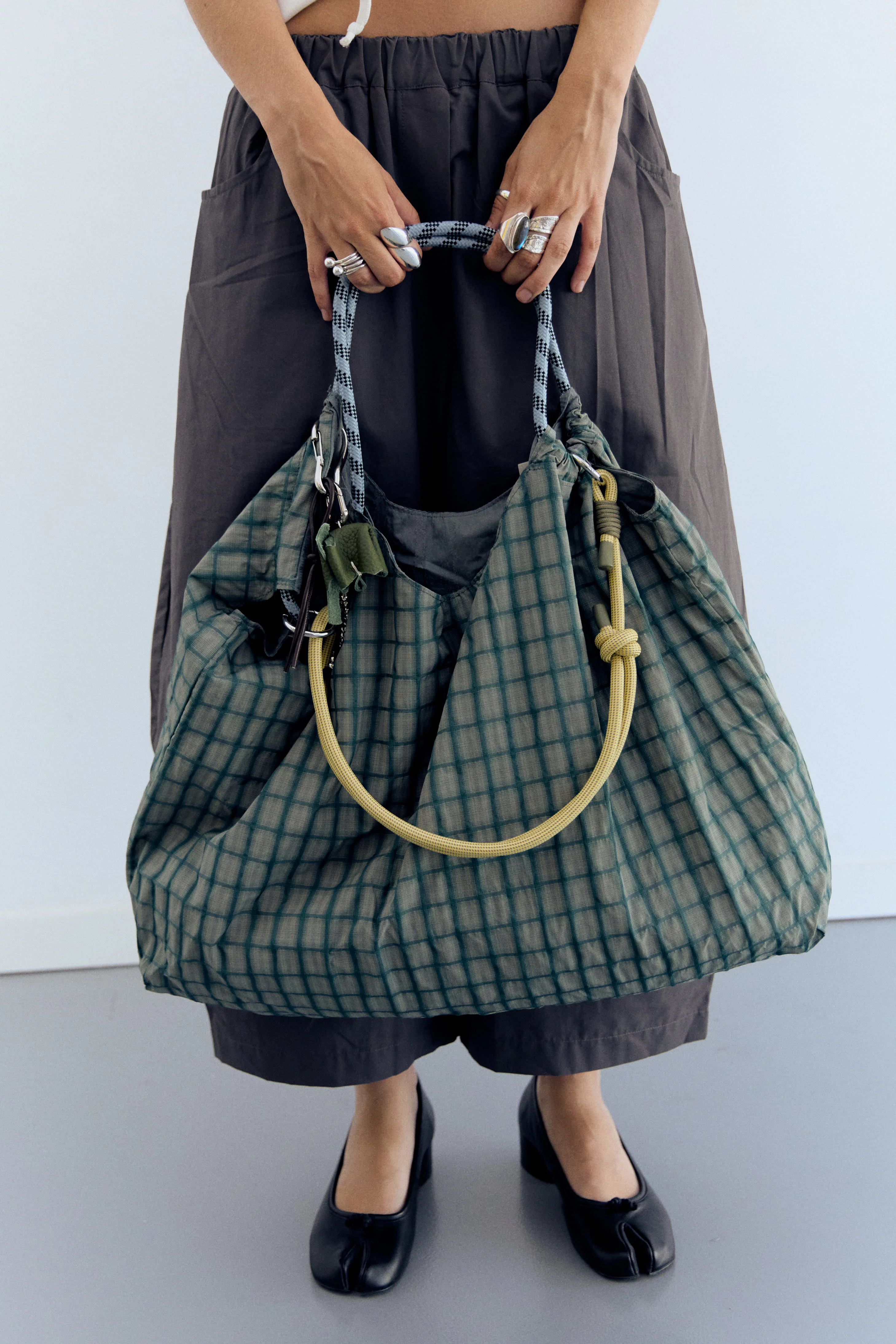 Bolso shopper técnico reversible con charm - JJ - Image 2