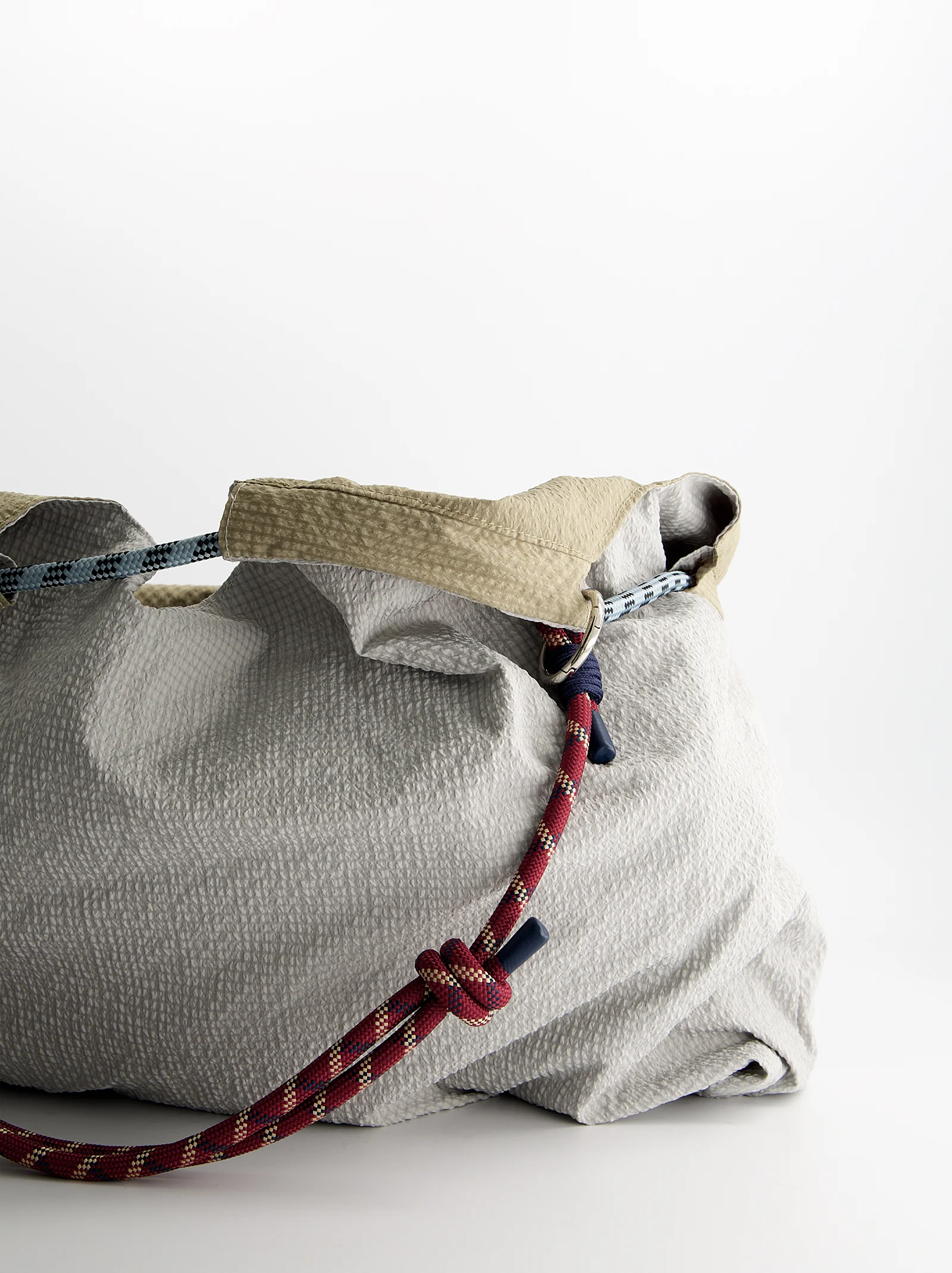 Bolso shopper técnico reversible con charm - JJ - Image 2