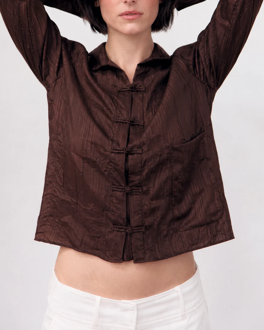 Camisa acabado arrugado con botones de nudo Davis