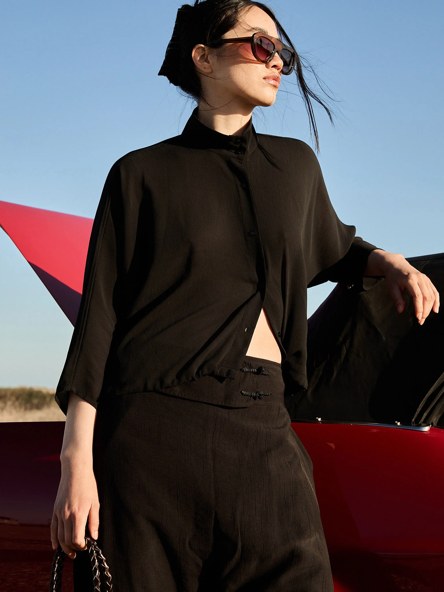 Camisa fluida negra con bajo ajustable - Kaika