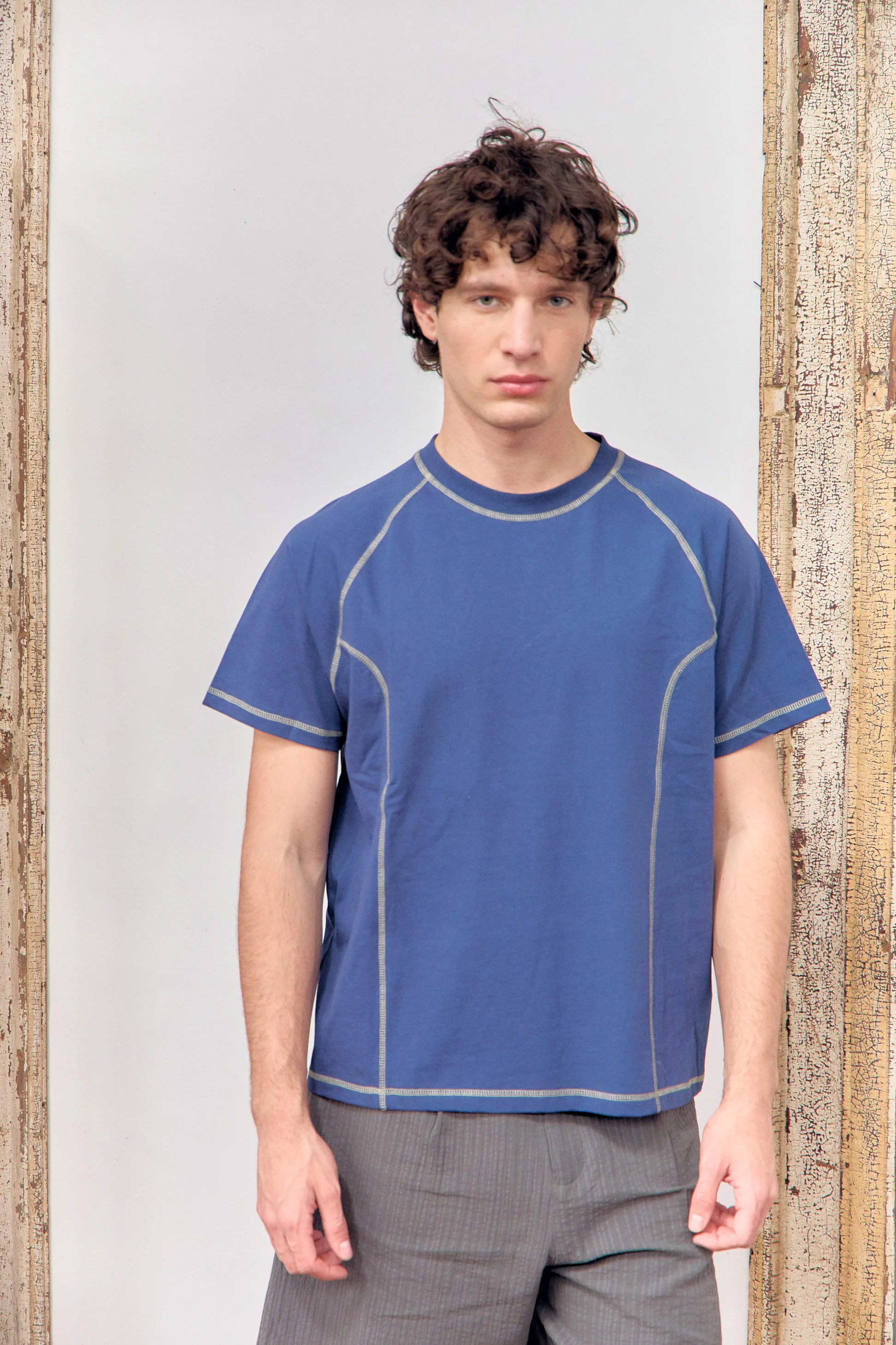 Camiseta azul con costuras vistas en contraste - Pope