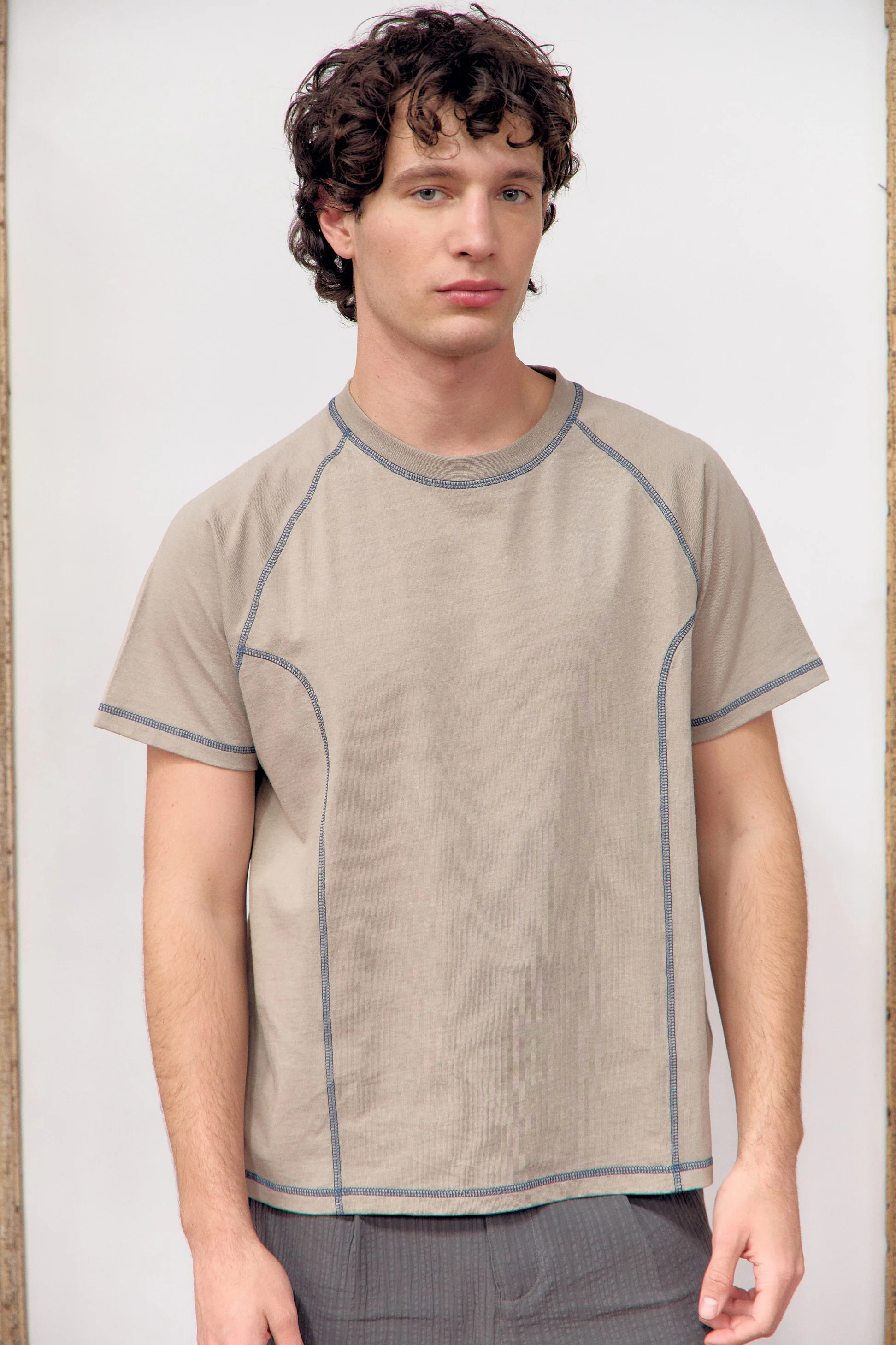 Camiseta beige con costuras vistas en contraste - Pope