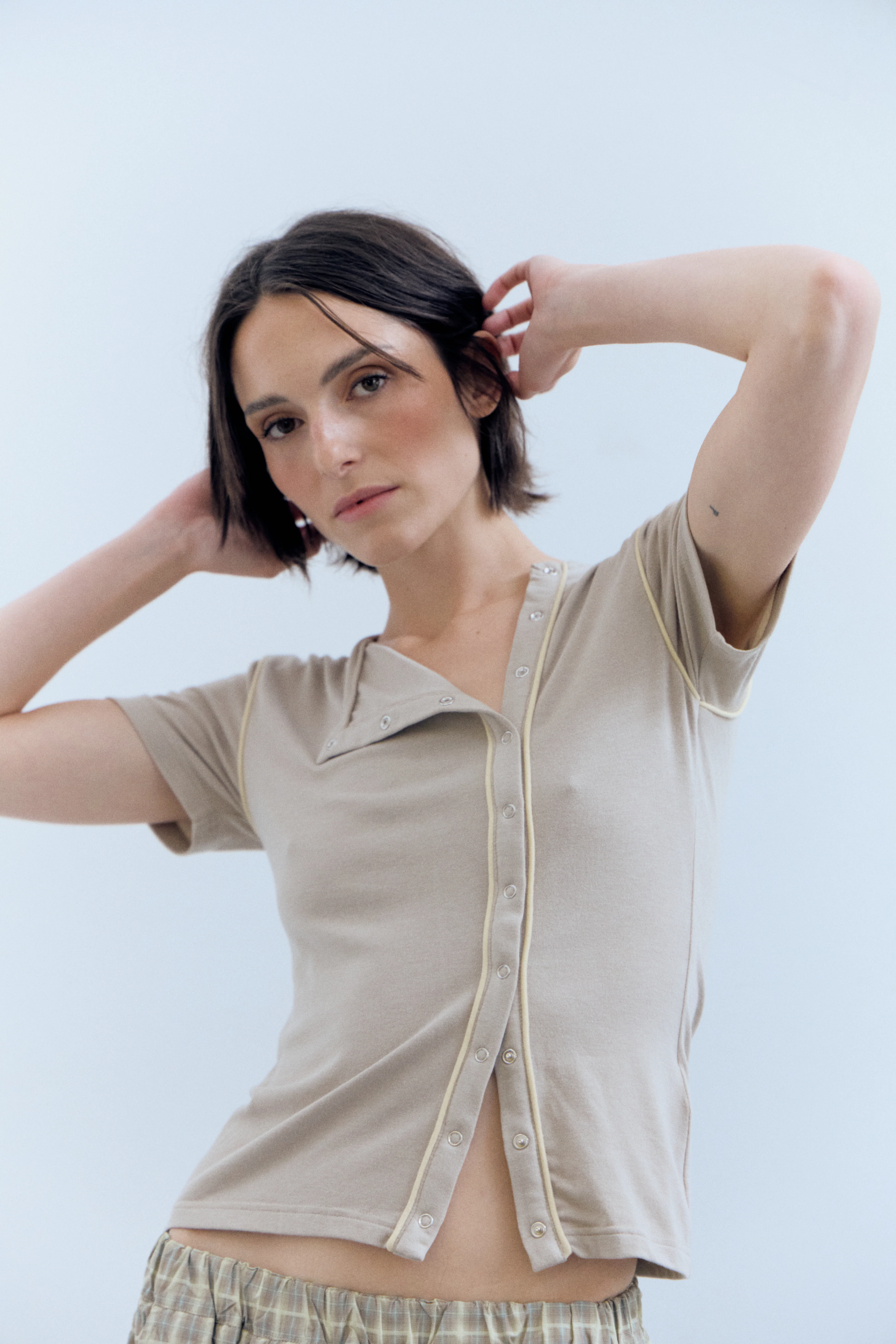 Camiseta beige con detalle de vivos en contraste - Mani - Image 3