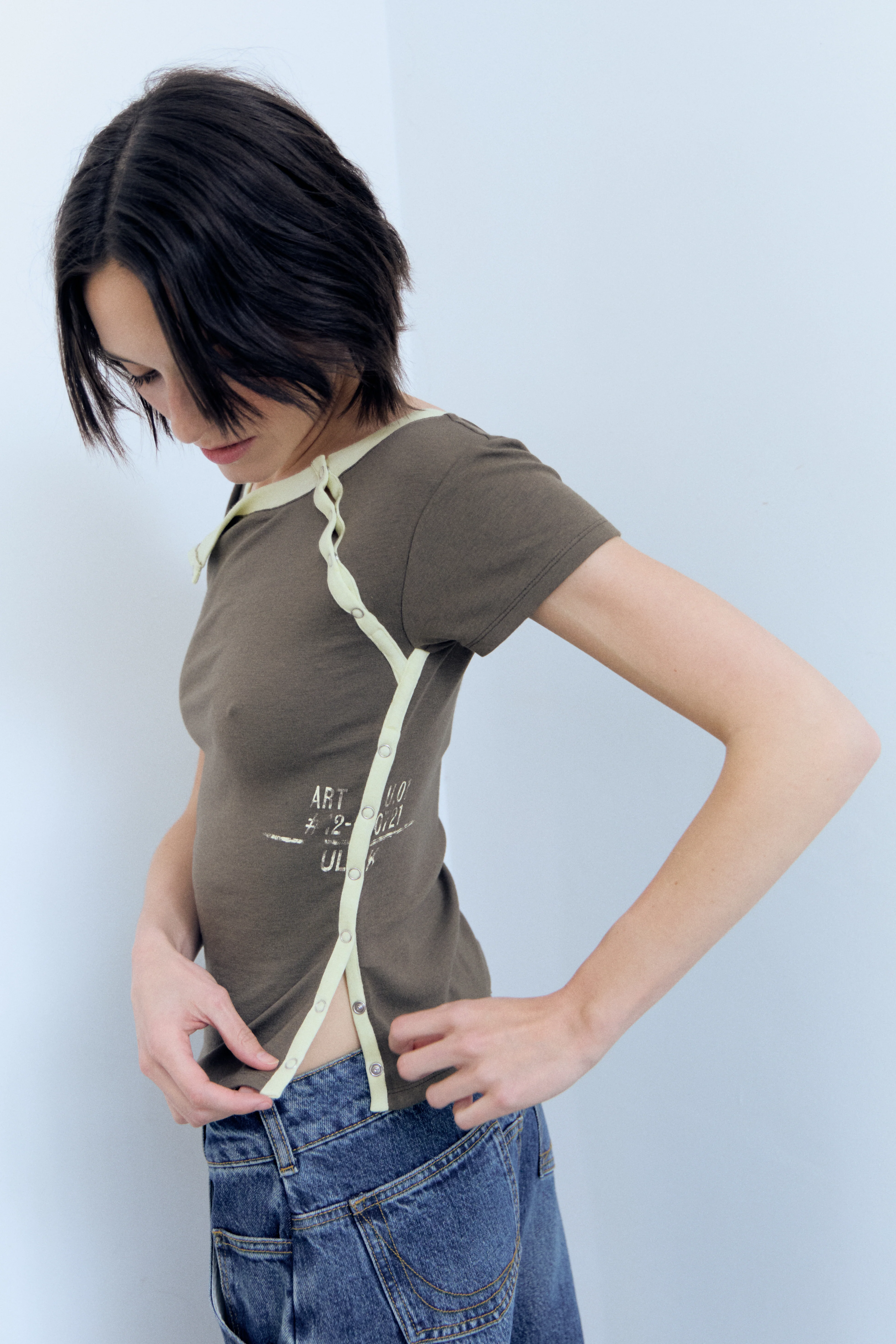 Camiseta caqui con aberturas en contraste - Vita - Image 2