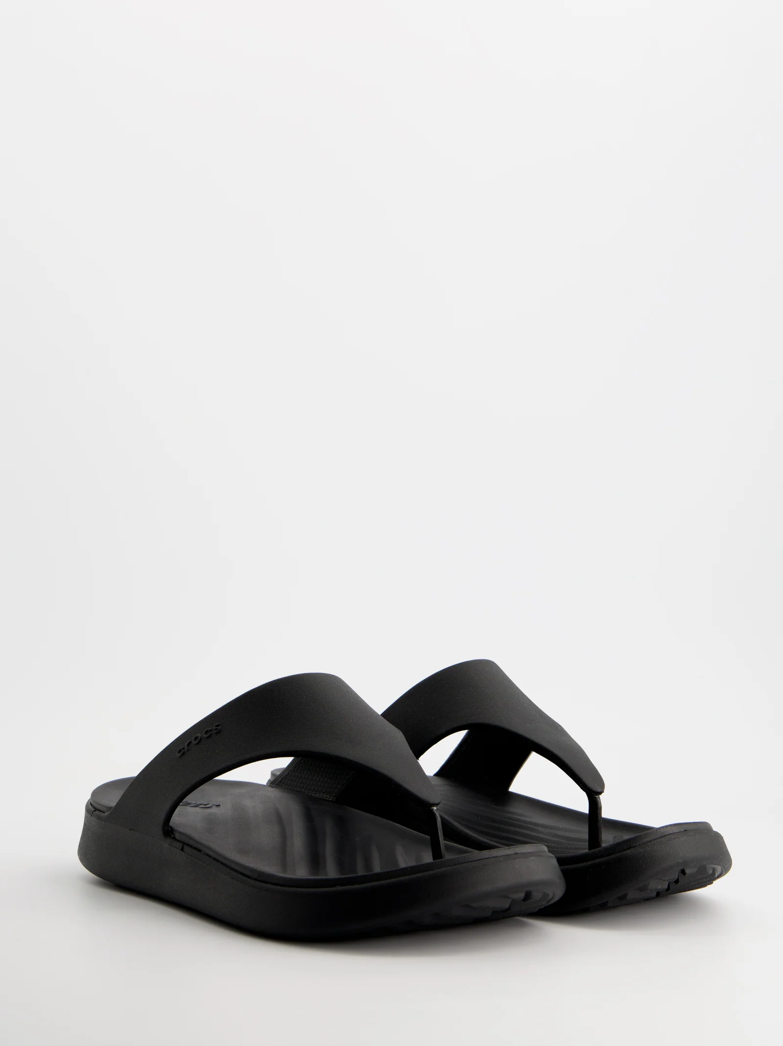 Chanclas negras de dedo tipo thong - Crocs Getaway - Image 3