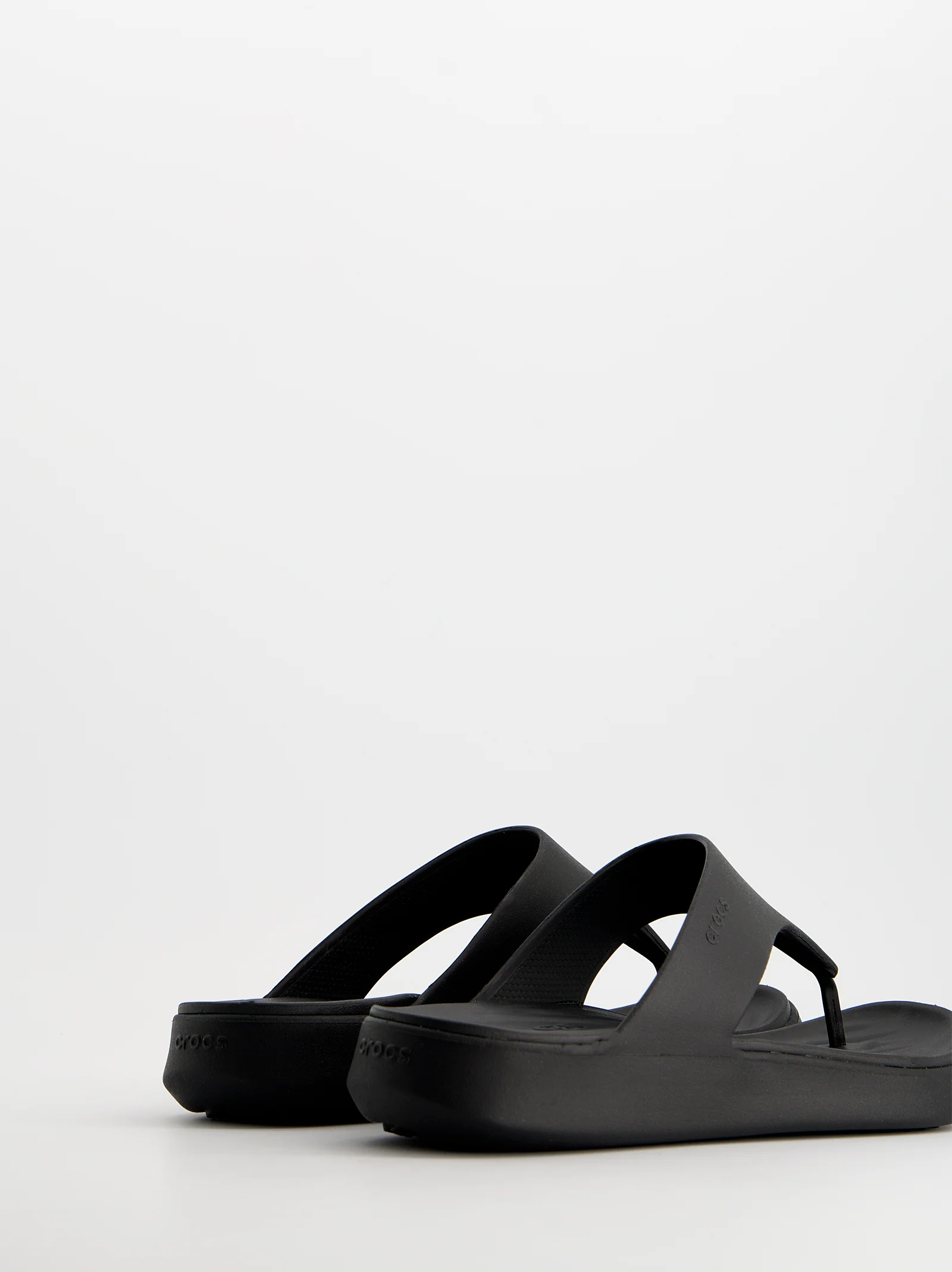 Chanclas negras de dedo tipo thong - Crocs Getaway - Image 5