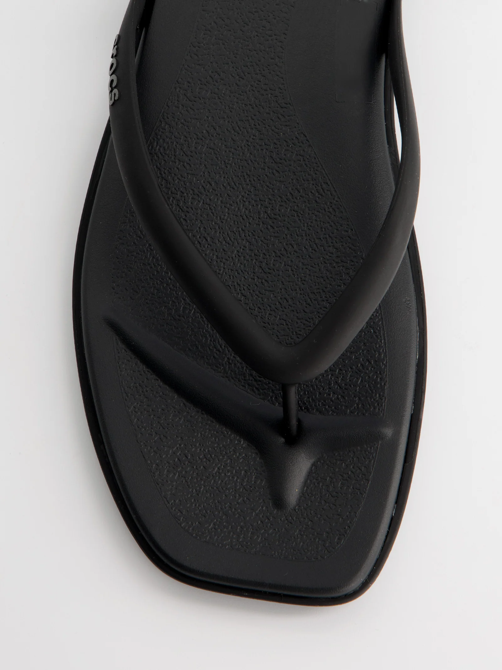 Chanclas de goma negras con punta cuadrada - Crocs Miami Flip - Image 4