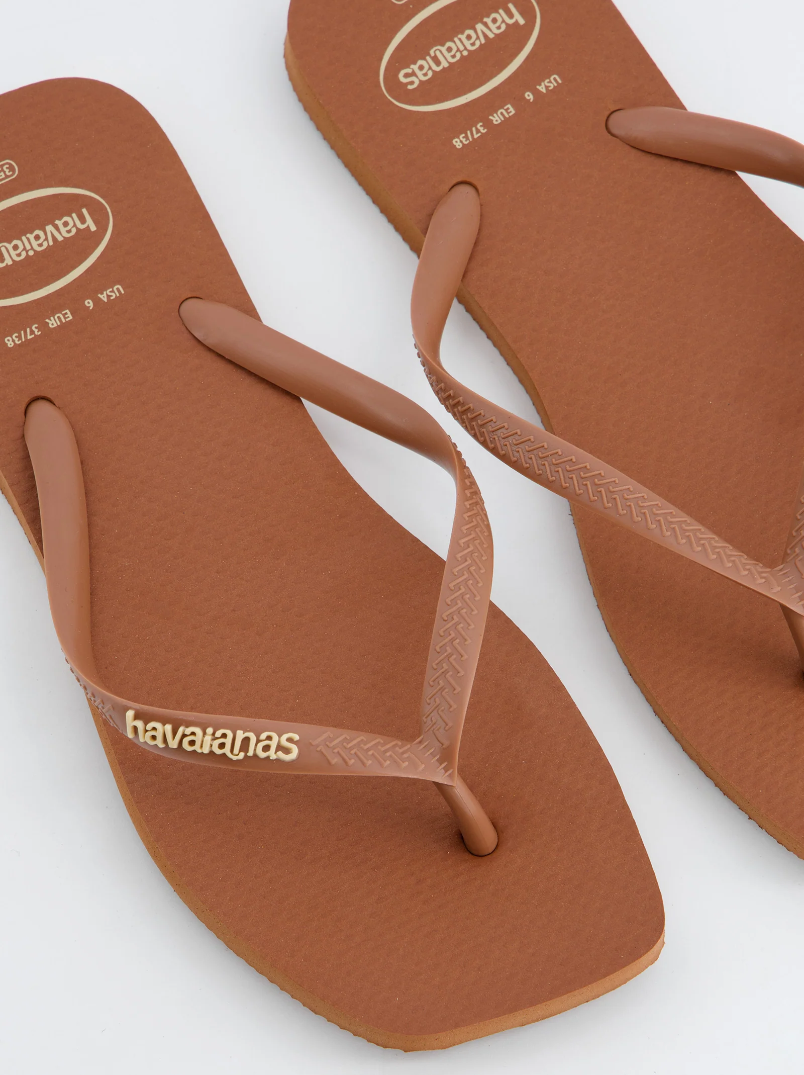 Chanclas Havaianas En Tono Teja - Image 3