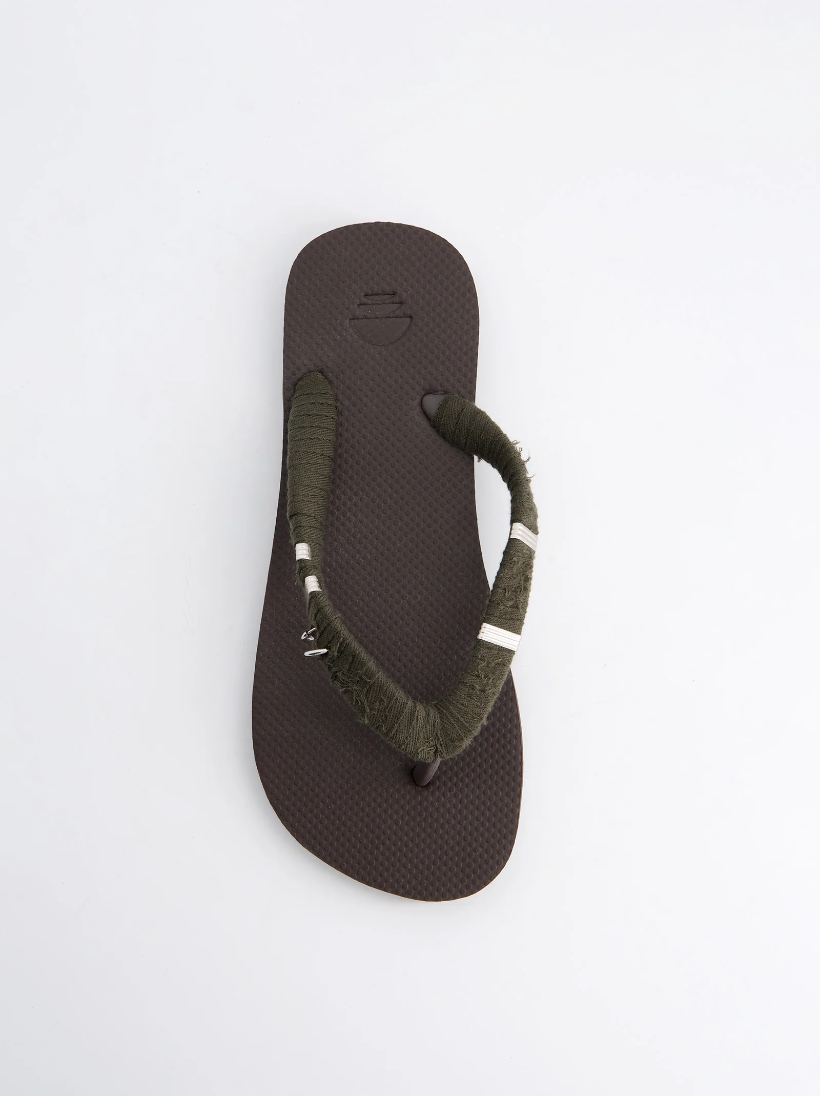 Chanclas revestidas en tejido y detalles metálicos Jagger