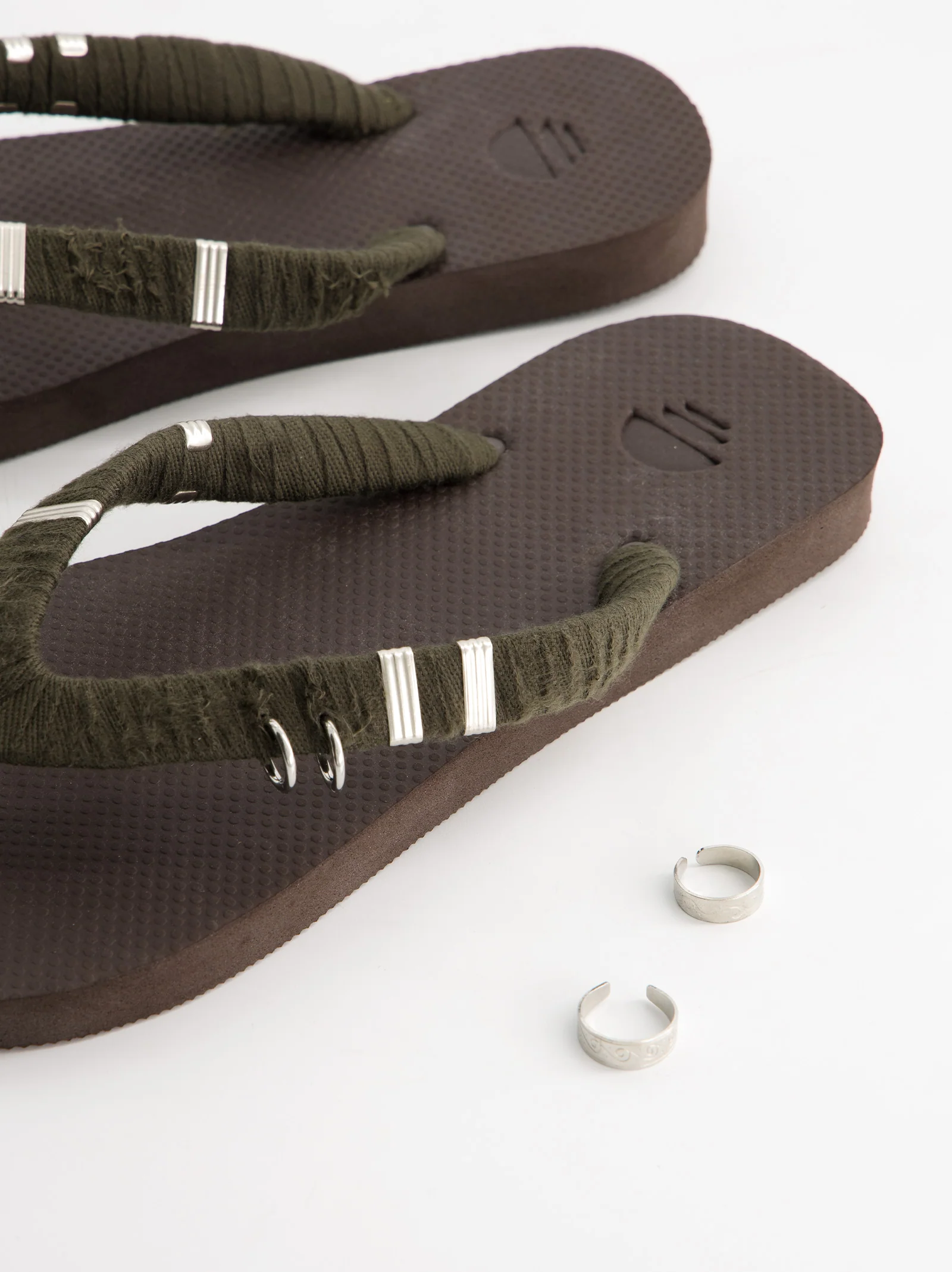 Chanclas revestidas en tejido y detalles metálicos Jagger - Image 2