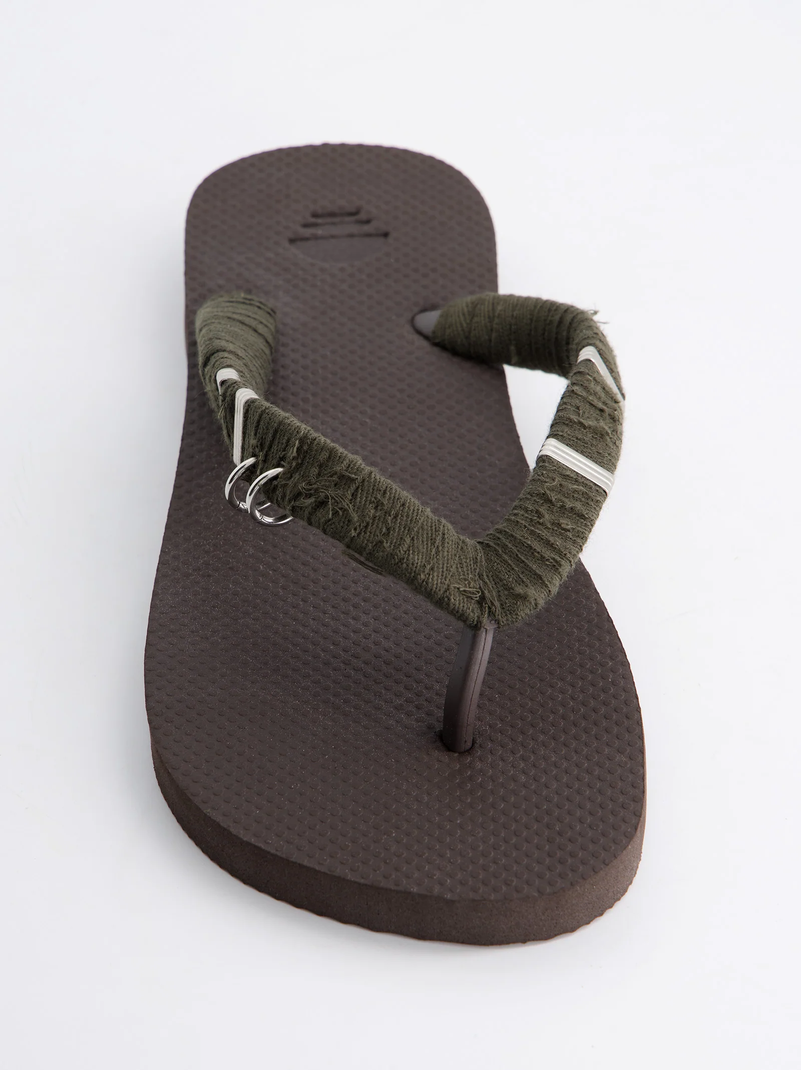 Chanclas revestidas en tejido y detalles metálicos Jagger - Image 3