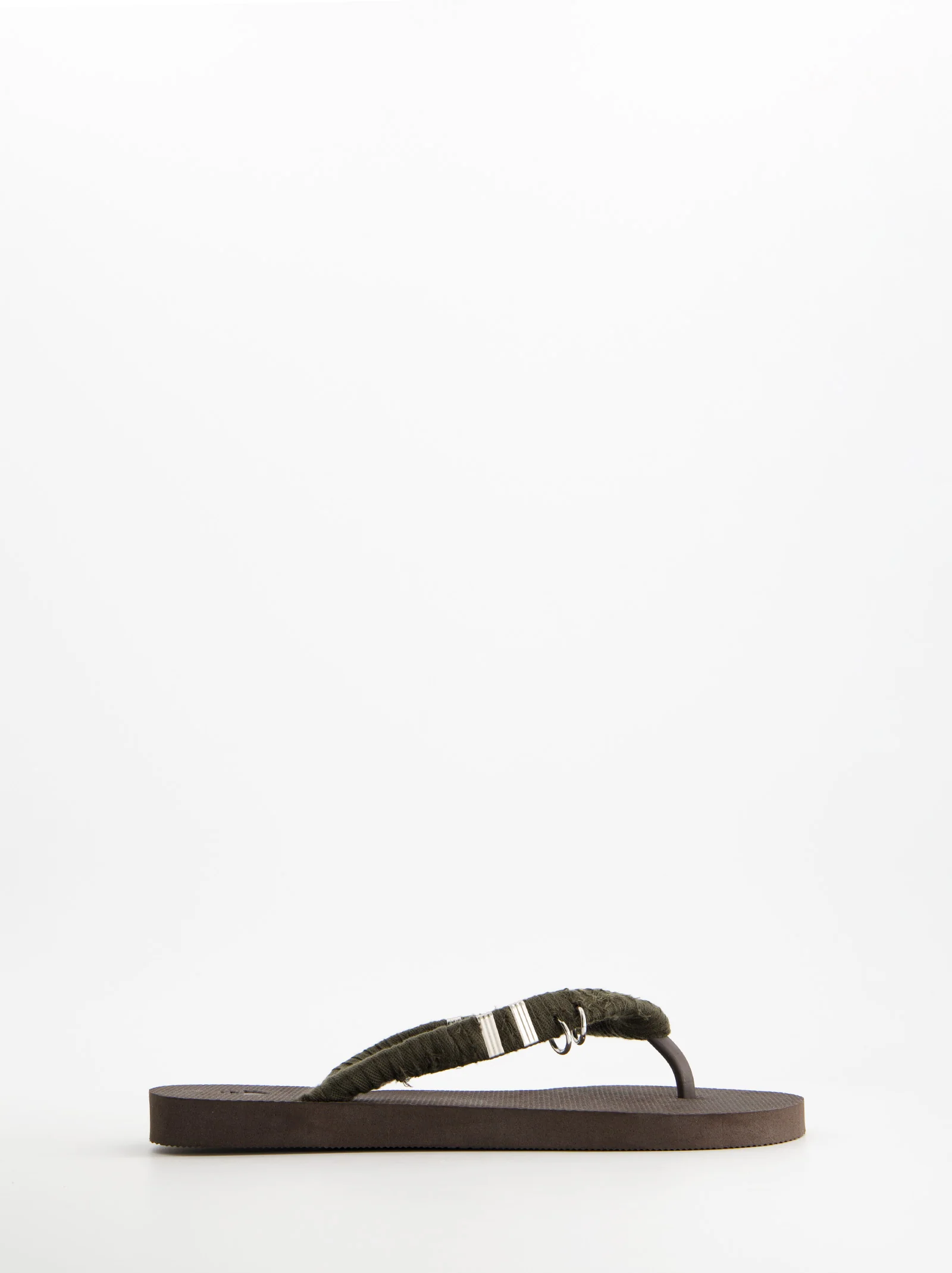Chanclas revestidas en tejido y detalles metálicos Jagger - Image 4