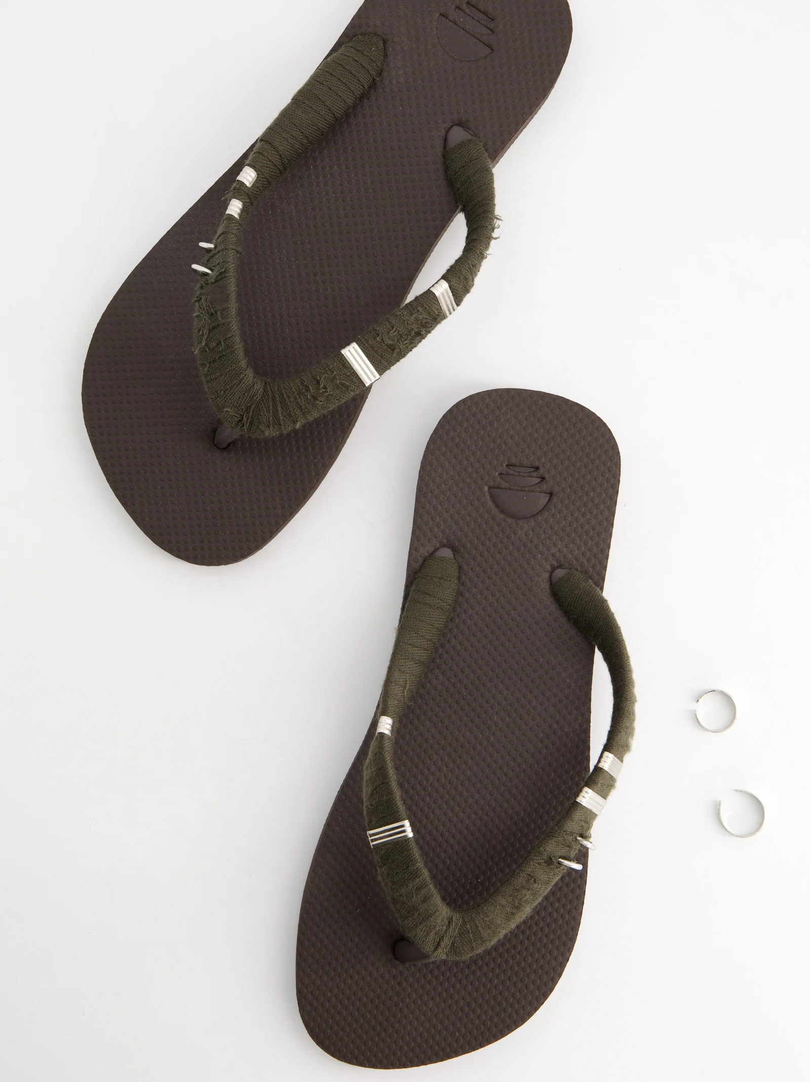 Chanclas revestidas en tejido y detalles metálicos Jagger - Image 5