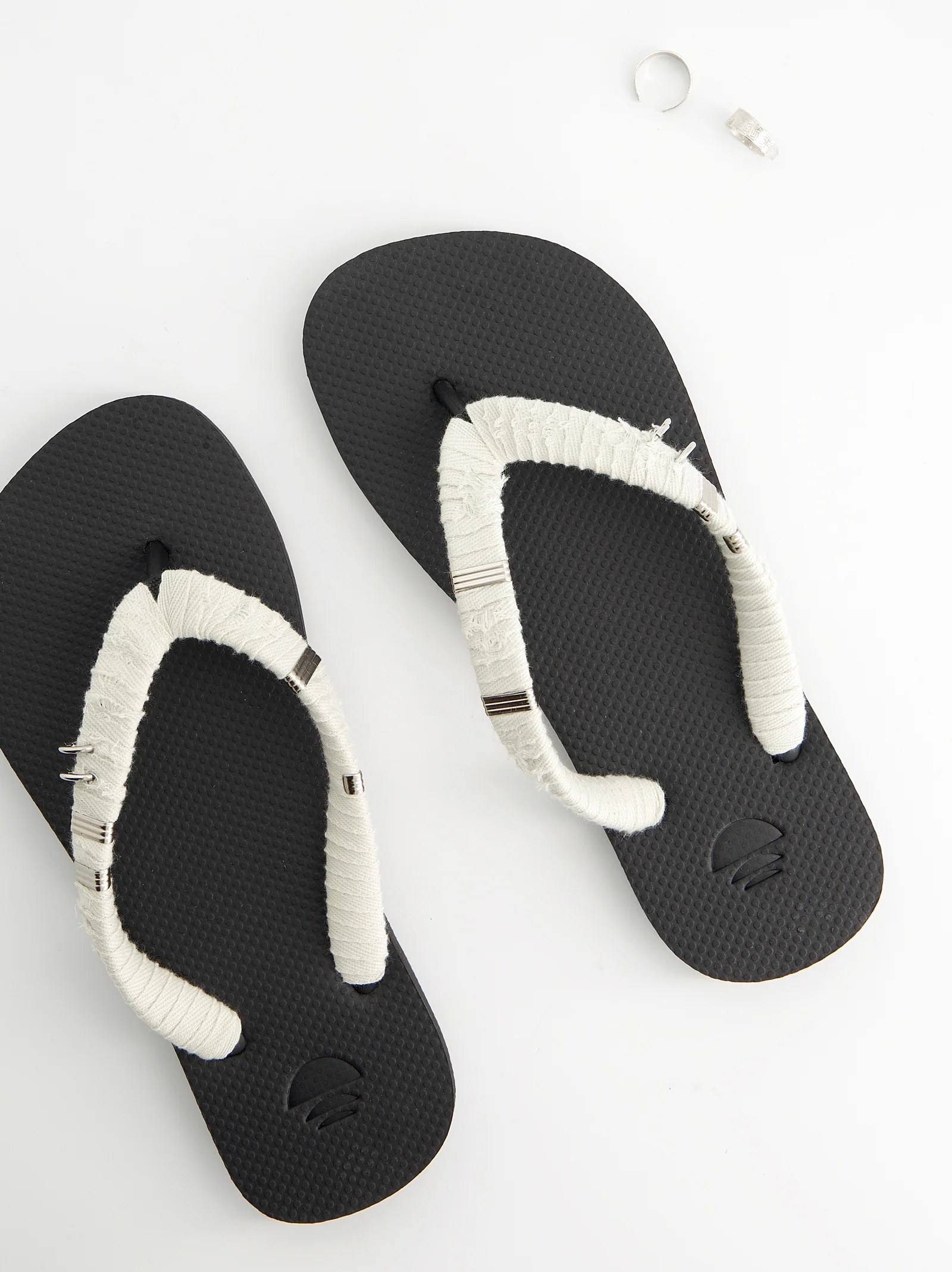 Chanclas revestidas en tejido y detalles metálicos - Jagger - Image 3