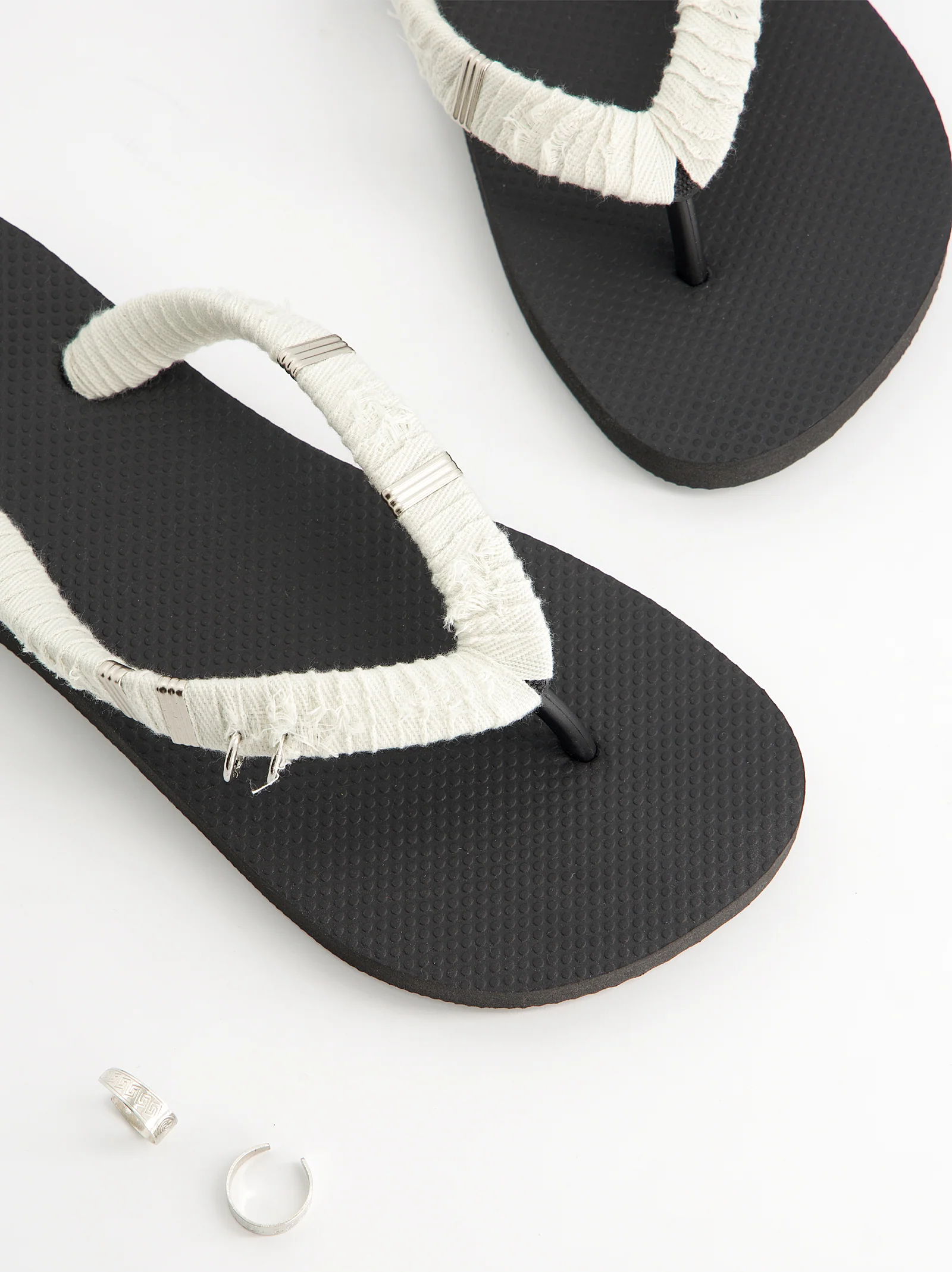 Chanclas revestidas en tejido y detalles metálicos - Jagger - Image 5