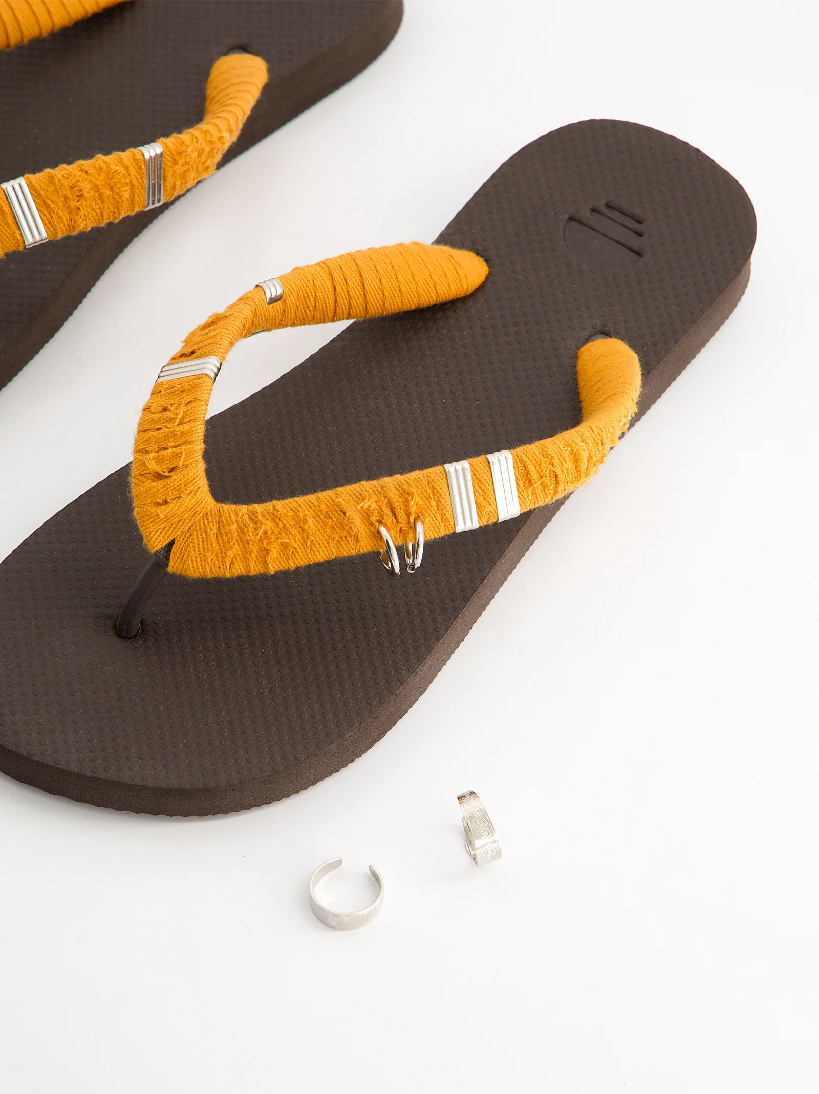 Chanclas revestidas en tejido y detalles metálicos - Jagger - Image 3
