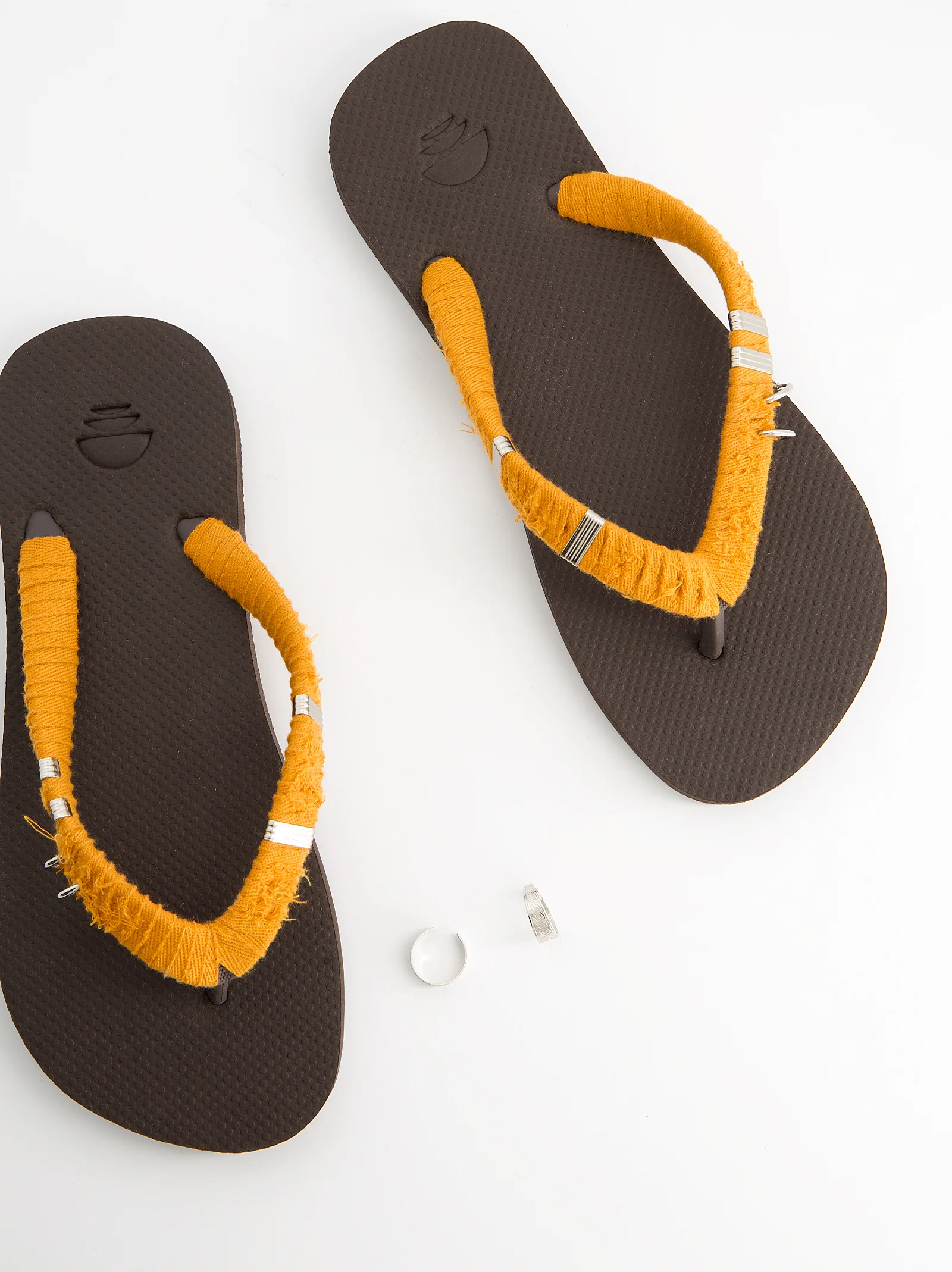Chanclas revestidas en tejido y detalles metálicos - Jagger - Image 5
