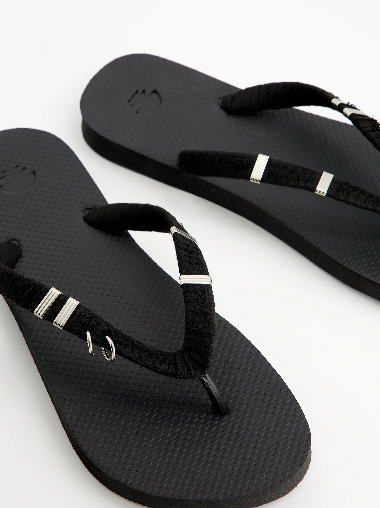 Chanclas revestidas en tejido y detalles metálicos - Jagger - Image 5