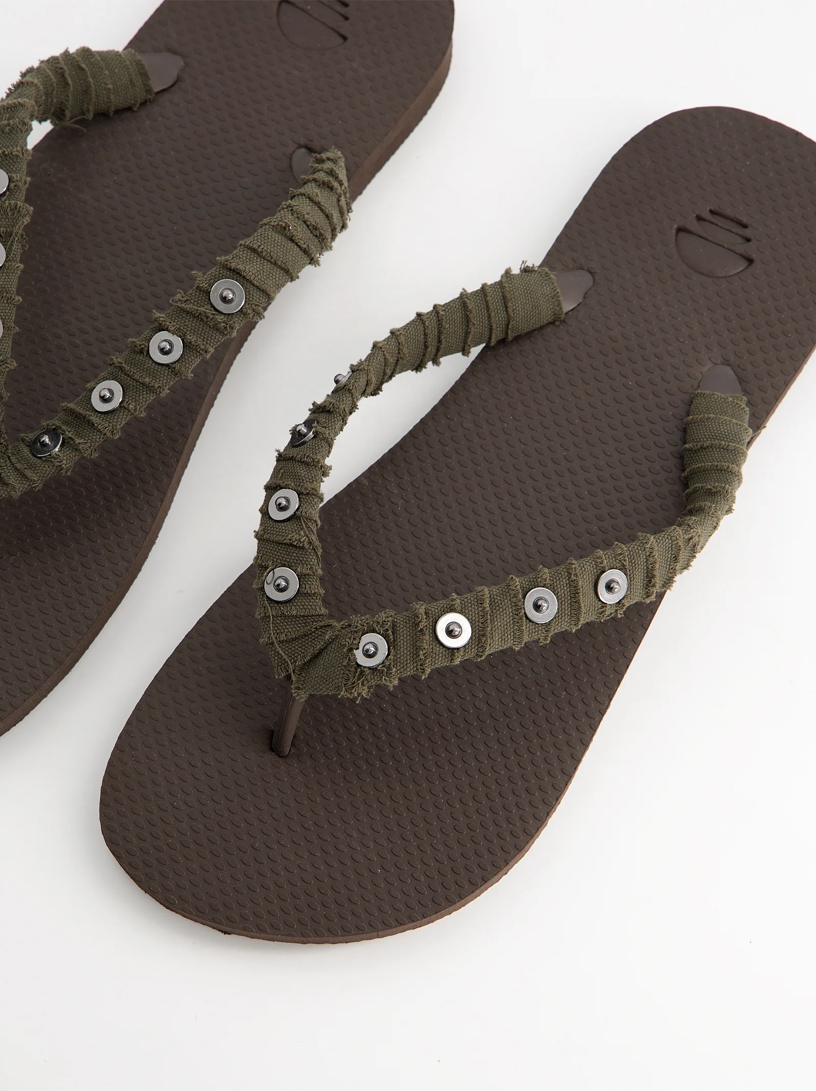 Chanclas revestidas en tejido y detalles metálicos - Jagger - Image 2