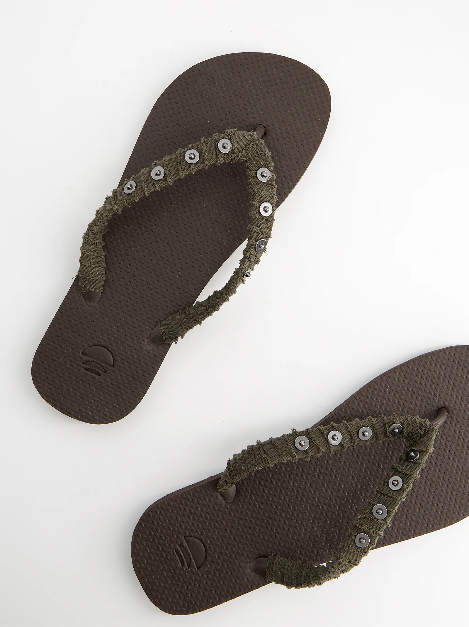 Chanclas revestidas en tejido y detalles metálicos - Jagger - Image 4