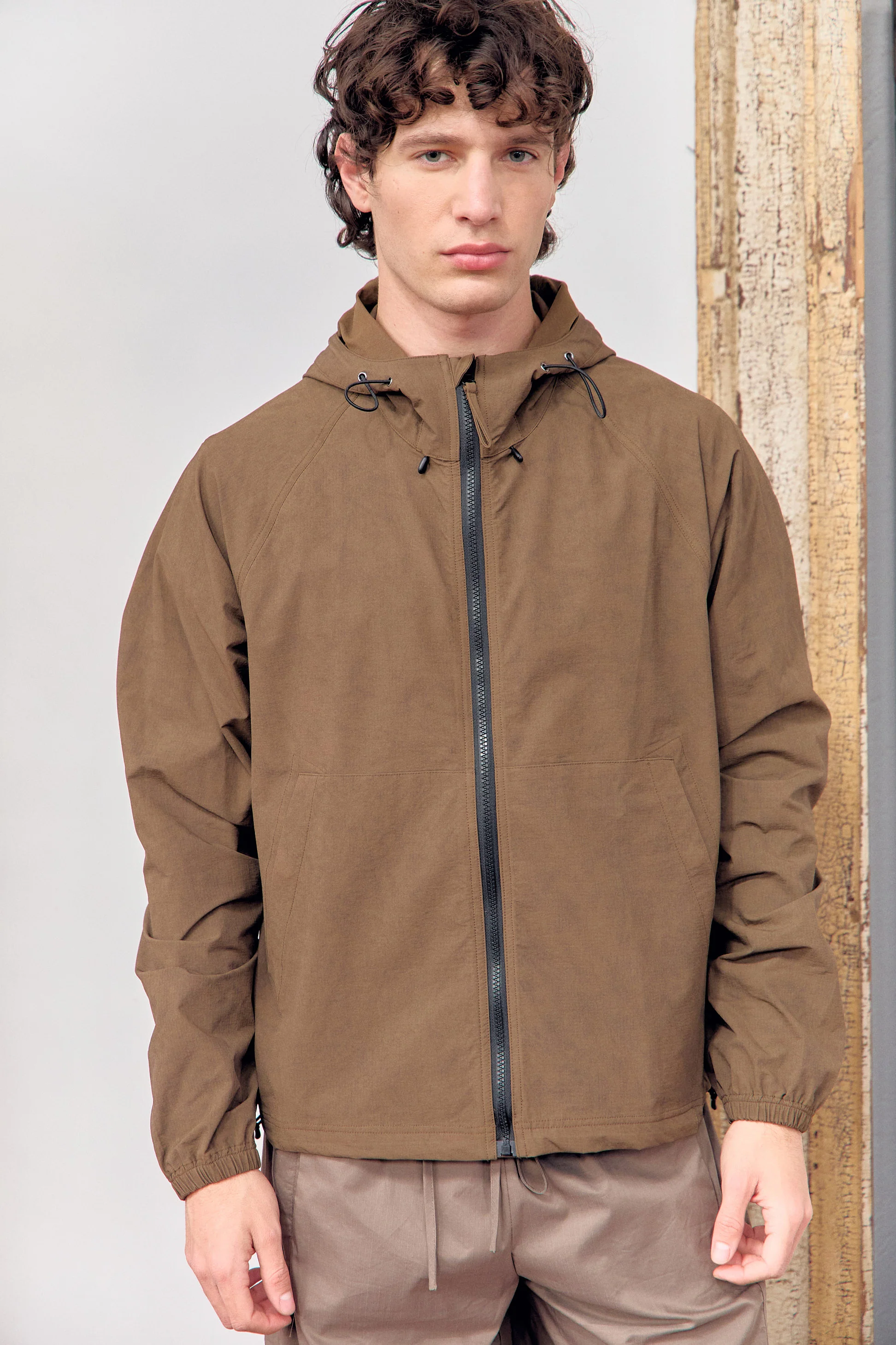 Chaqueta ligera textura con capucha marrón - Wave - Image 5
