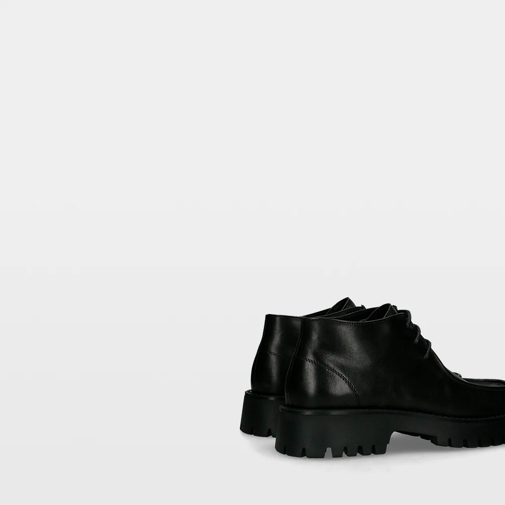 Essentials by Ulanka Striderwal - Zapato Wallabee - Image 4