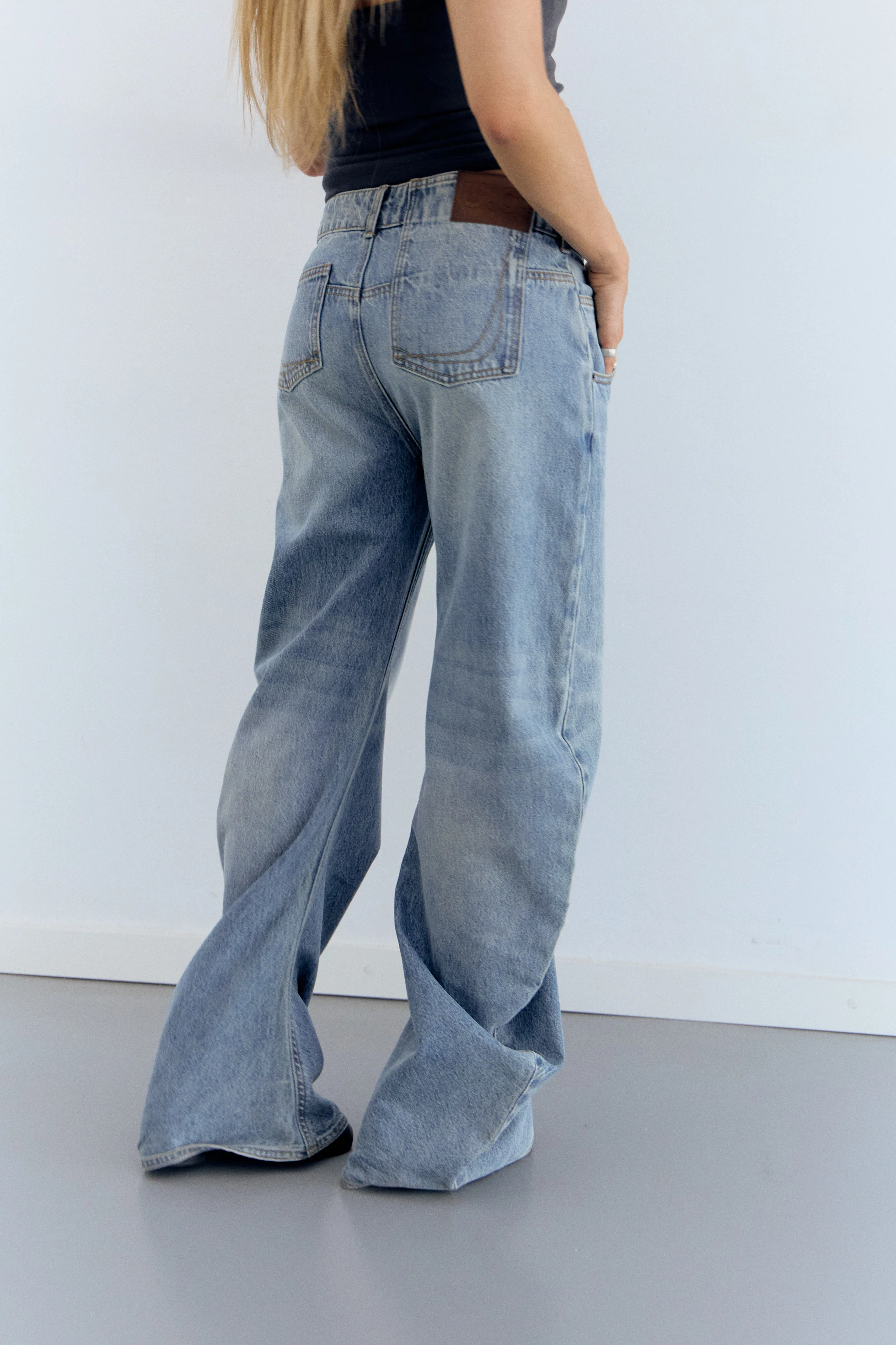 Jeans de pernera curva Jones - Image 2