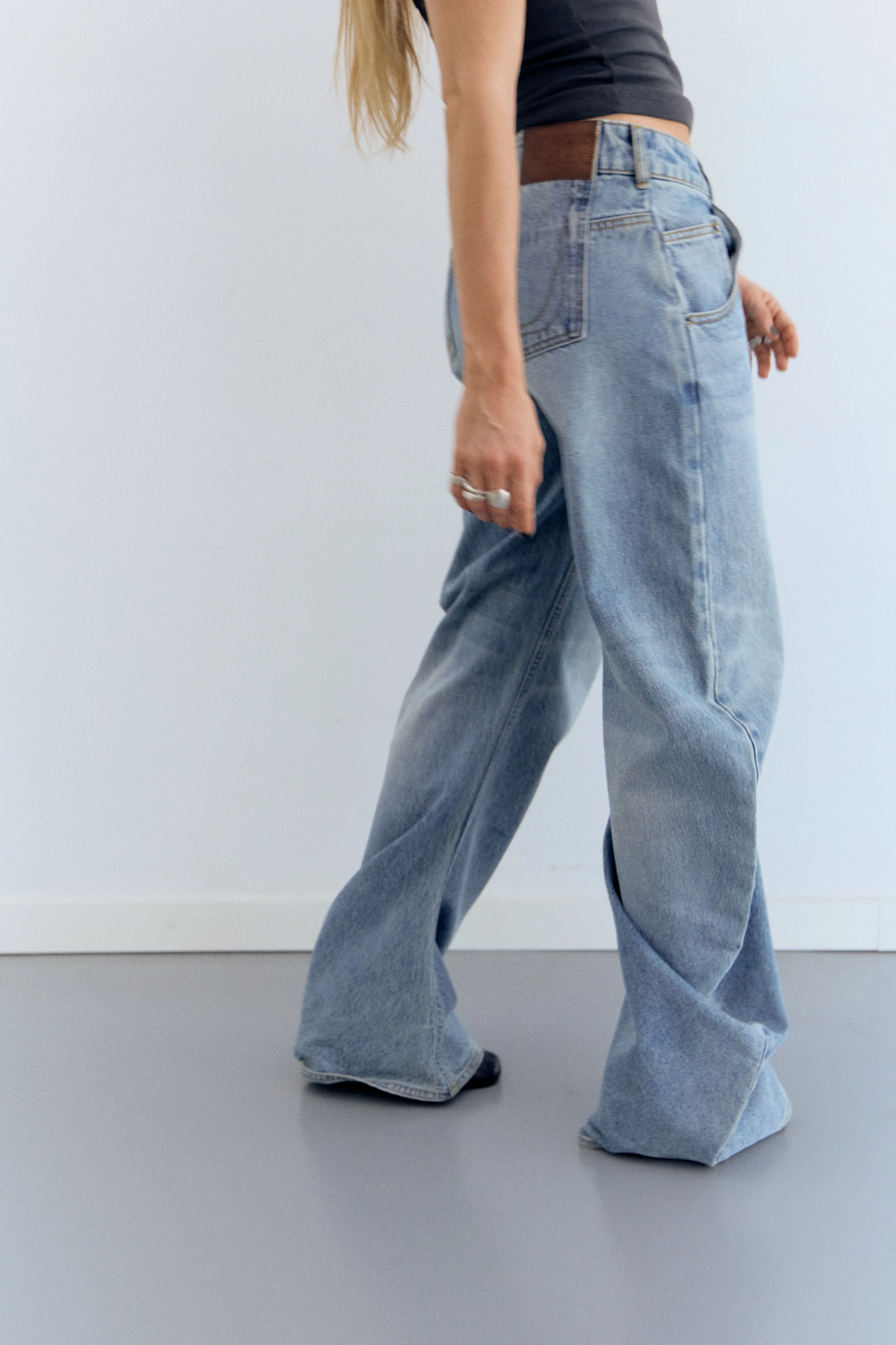 Jeans de pernera curva Jones - Image 4