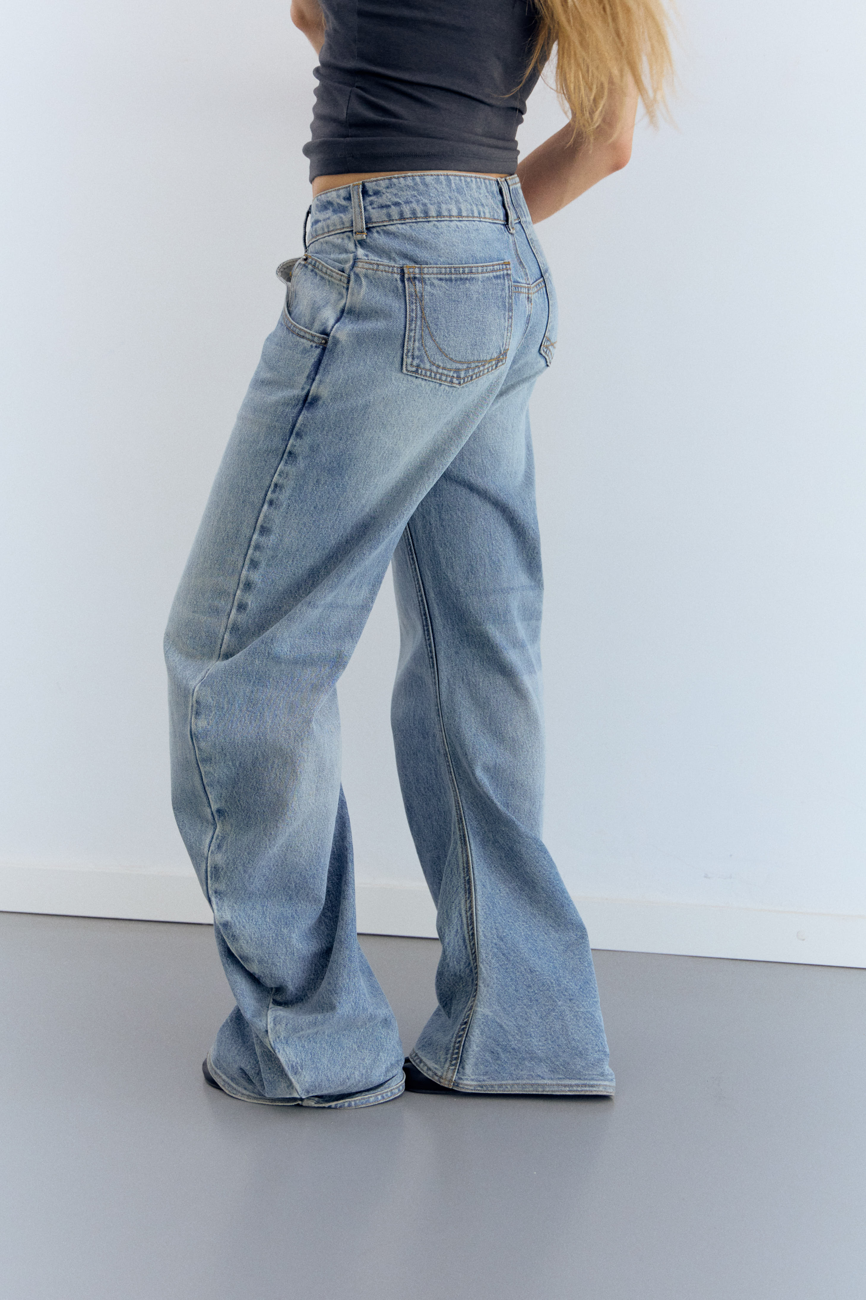 Jeans de pernera curva Jones - Image 5