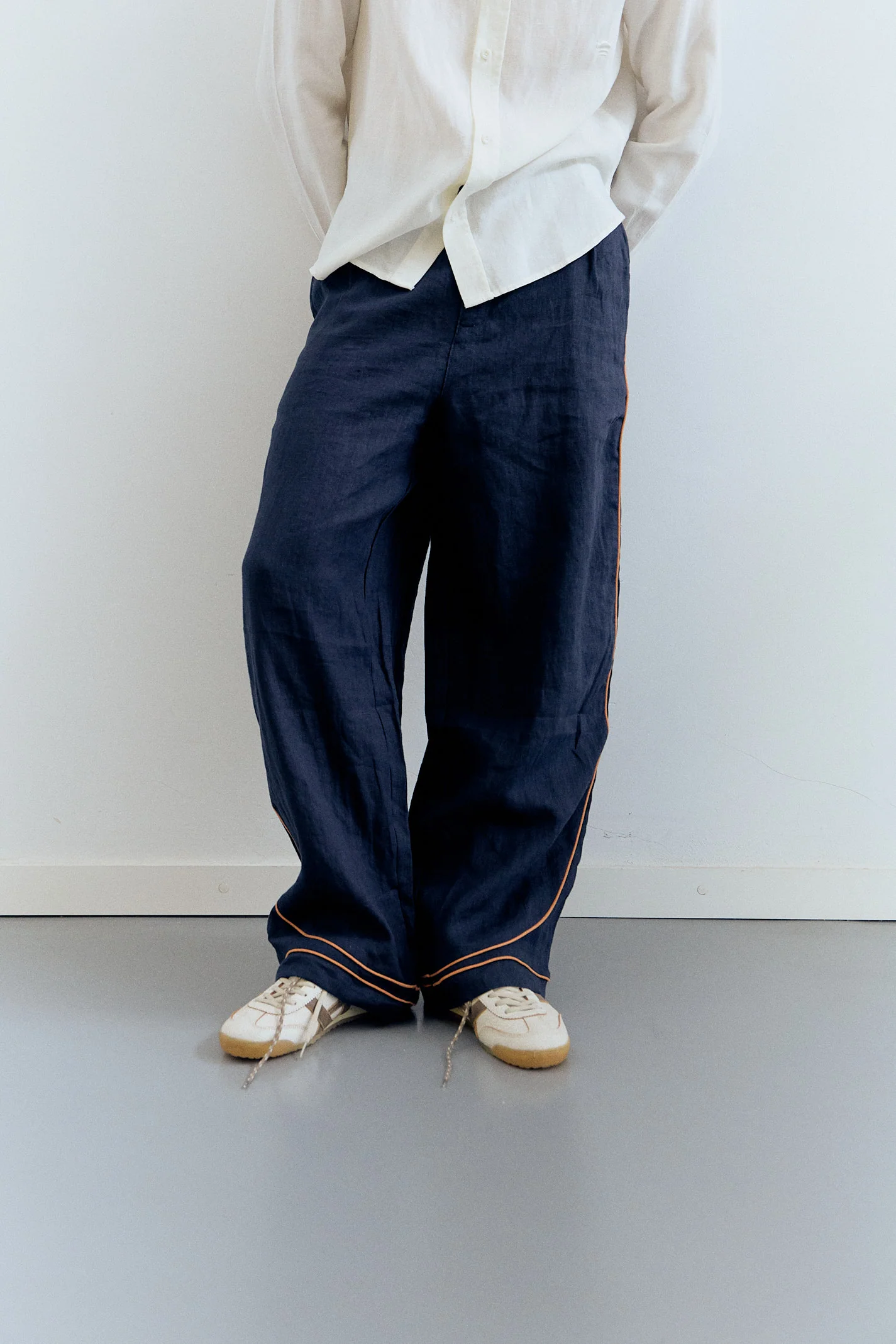 Pantalón fluido azul detalle contraste bajo - Oven