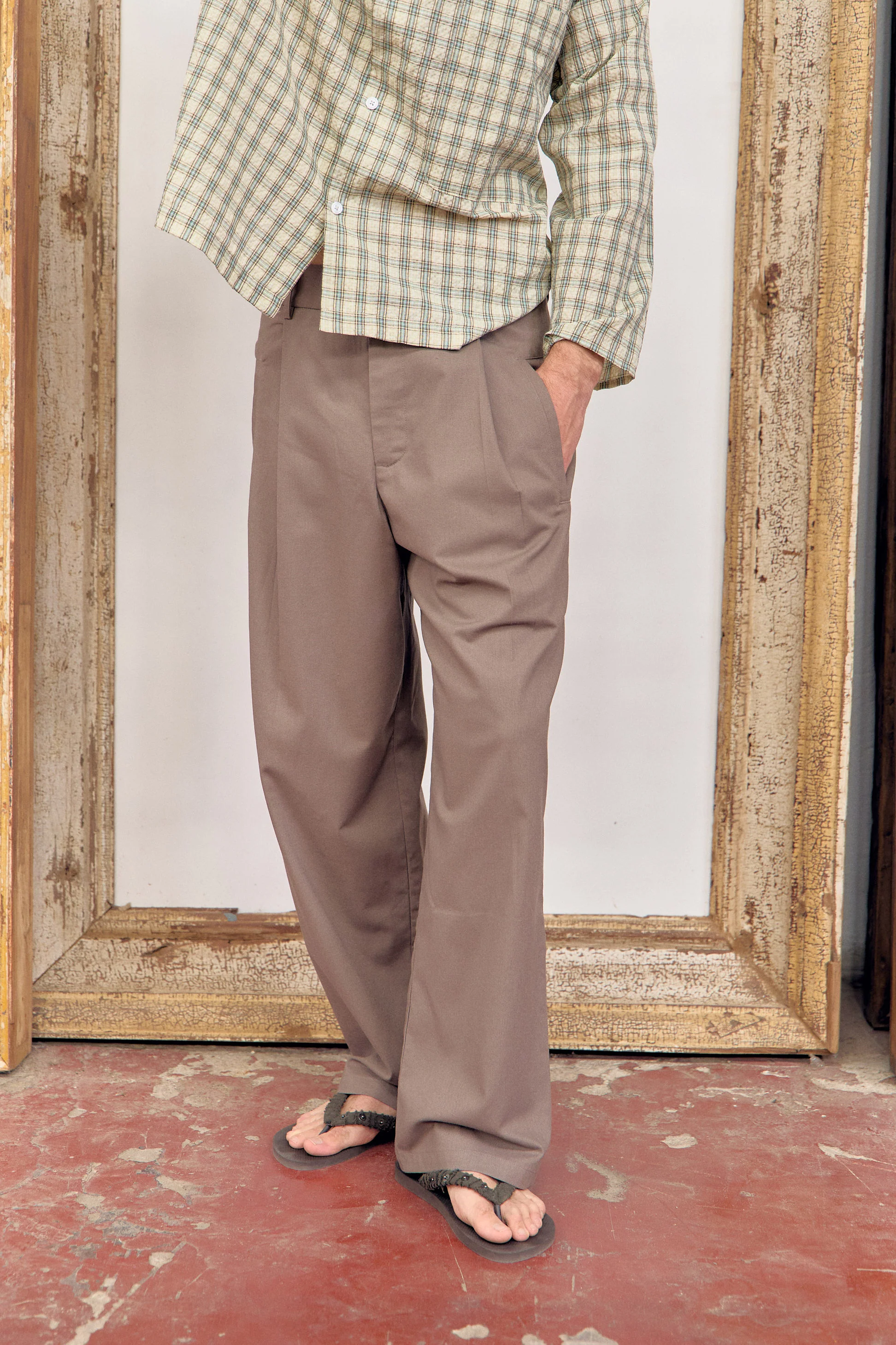 Pantalón fluido marrón bolsillo cuadrado Bobu - Image 2