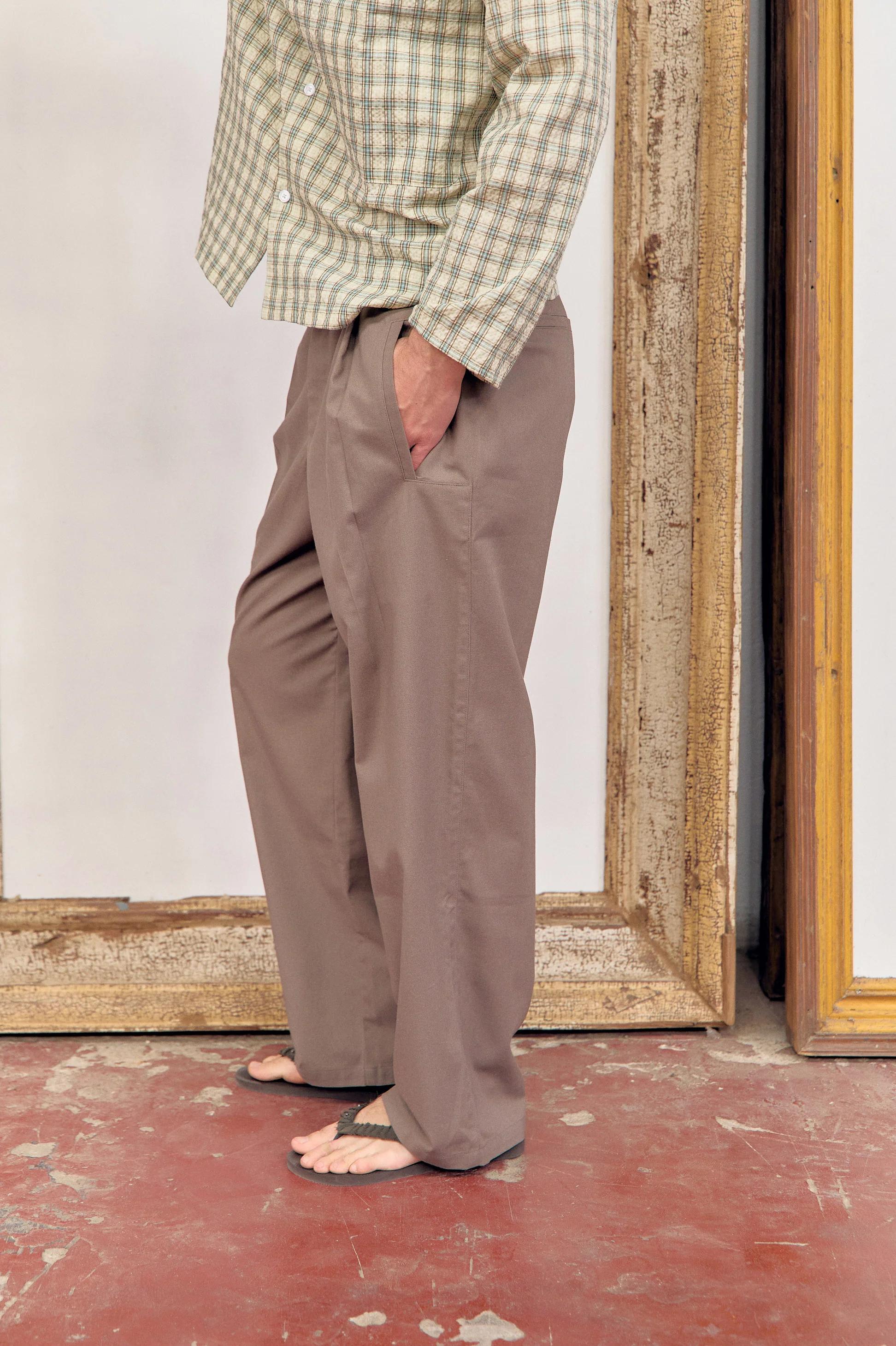 Pantalón fluido marrón bolsillo cuadrado Bobu - Image 3