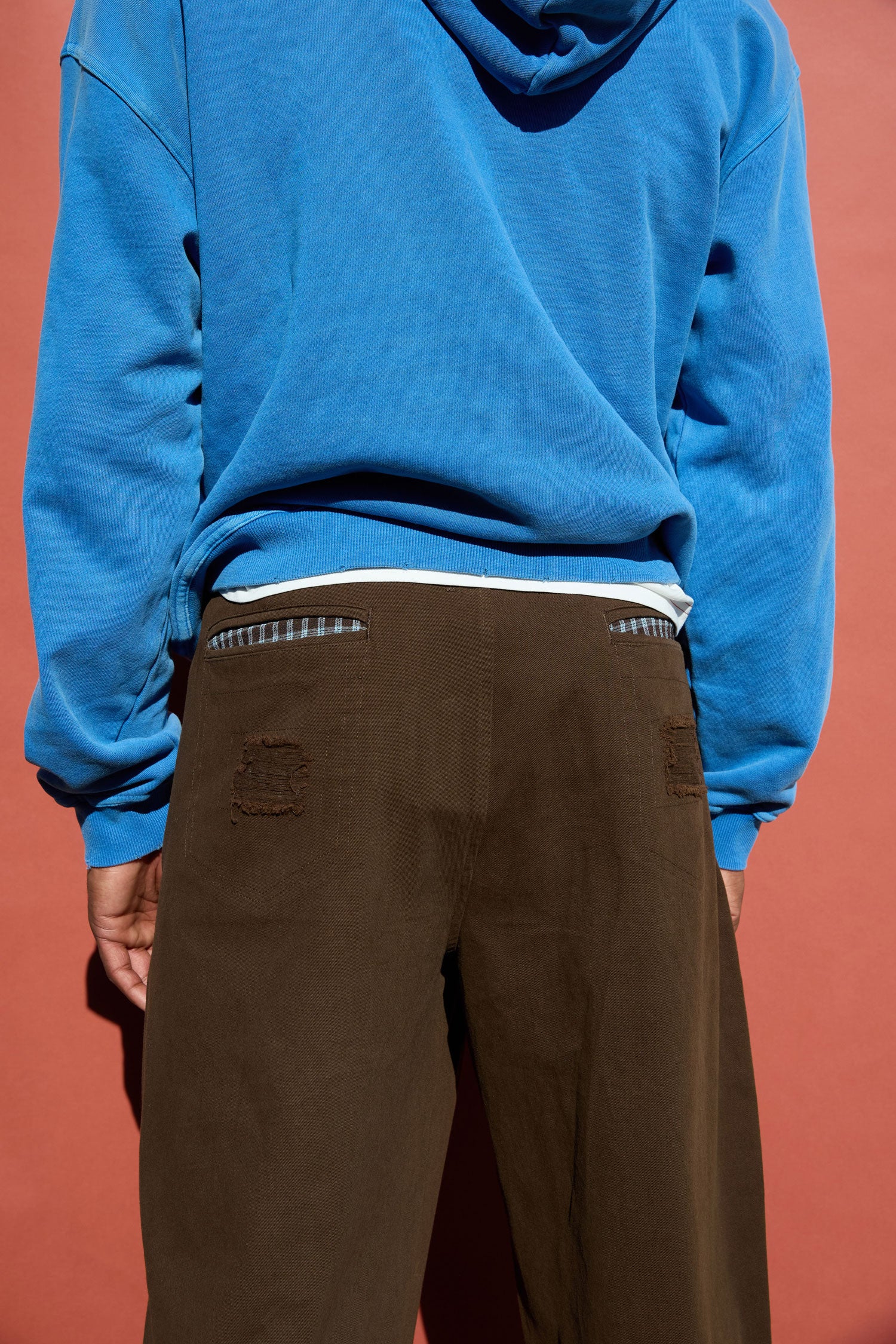 Pantalones relaxed fit con detalles de roturas Rouchy - Image 2