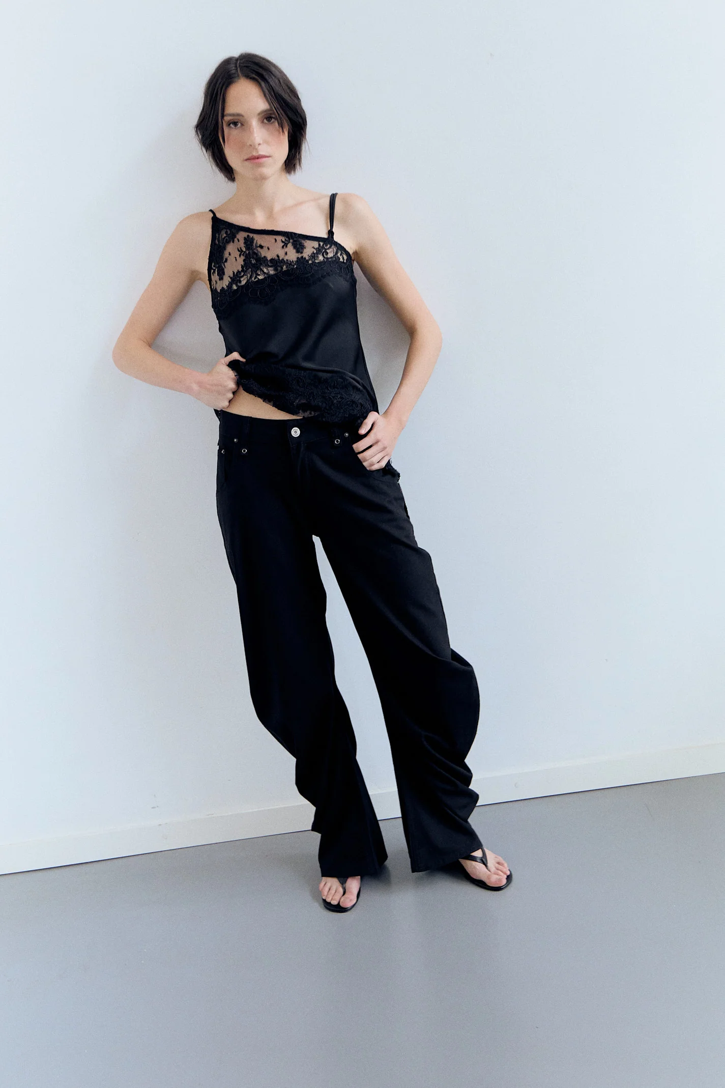 Pantalón de pernera curva negro - Jones - Image 2