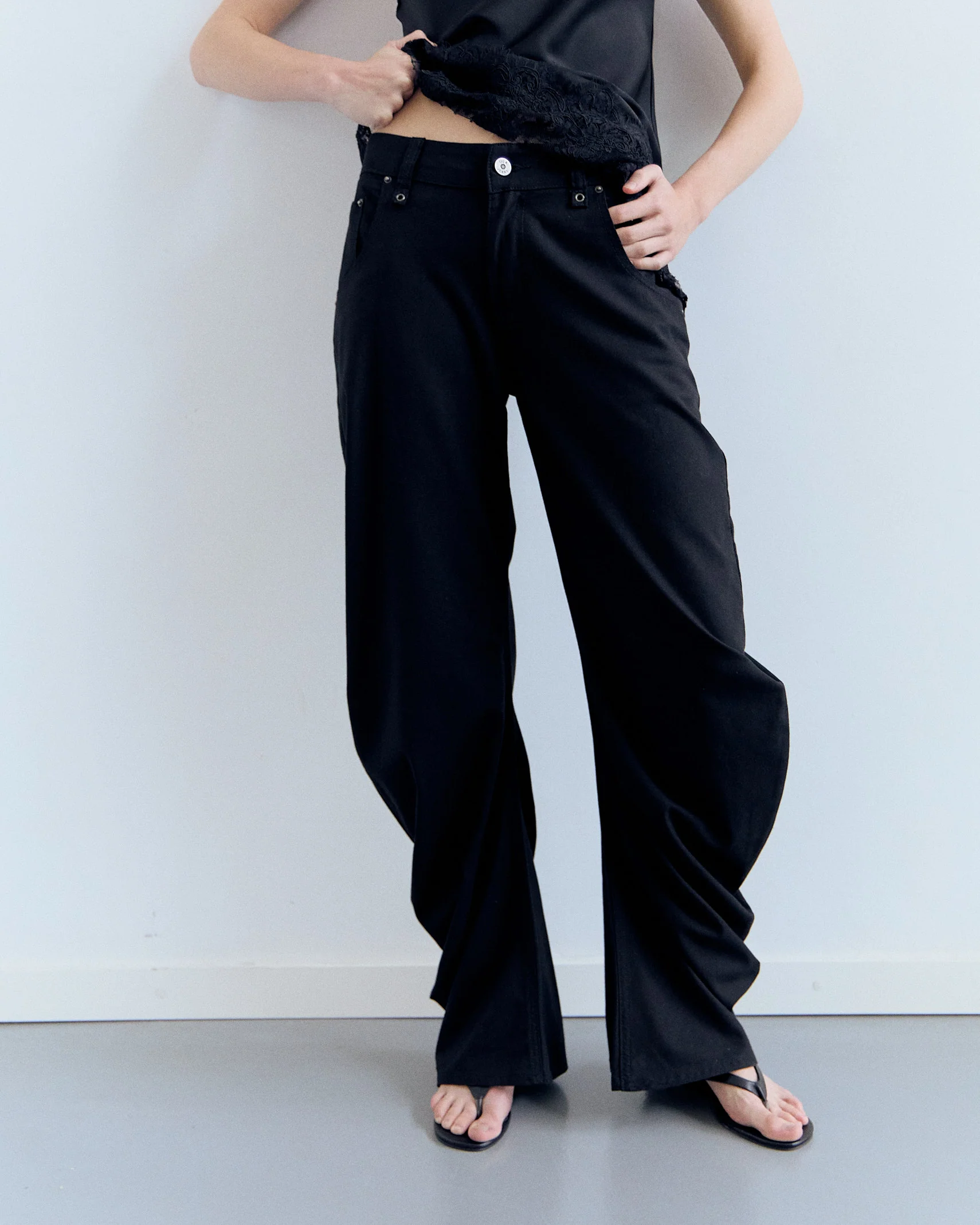 Pantalón de pernera curva negro - Jones - Image 3