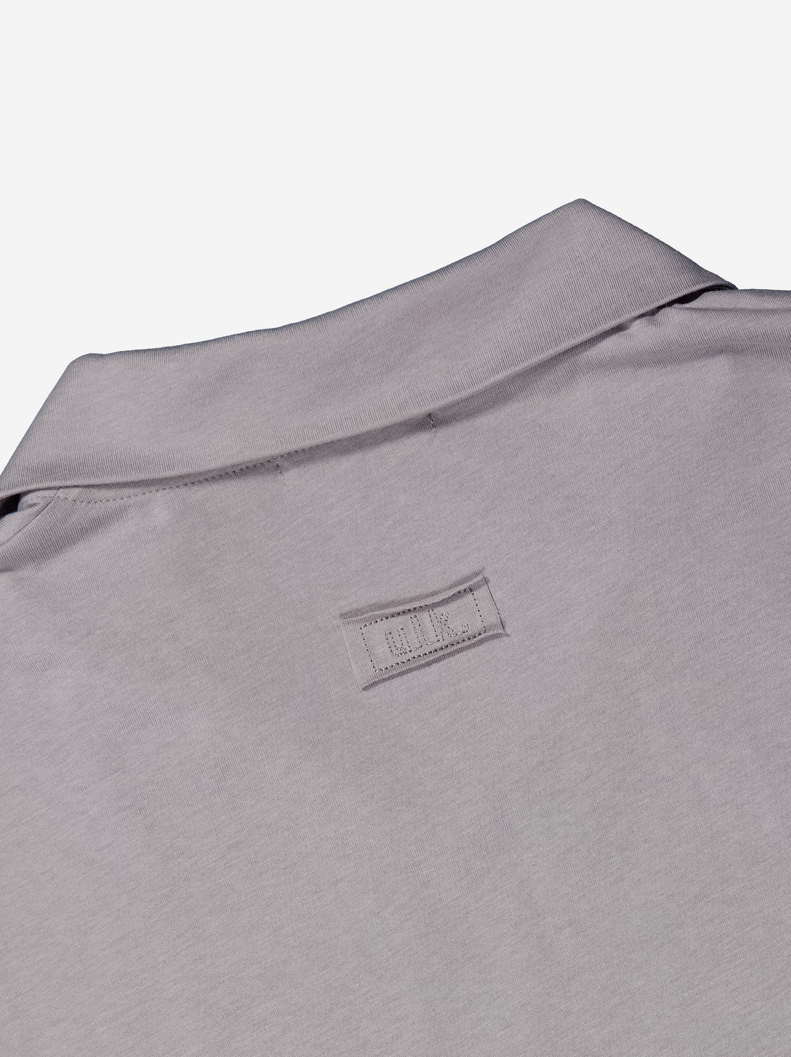 Polo gris claro de manga corta Detalle cuello - Inpol - Image 4