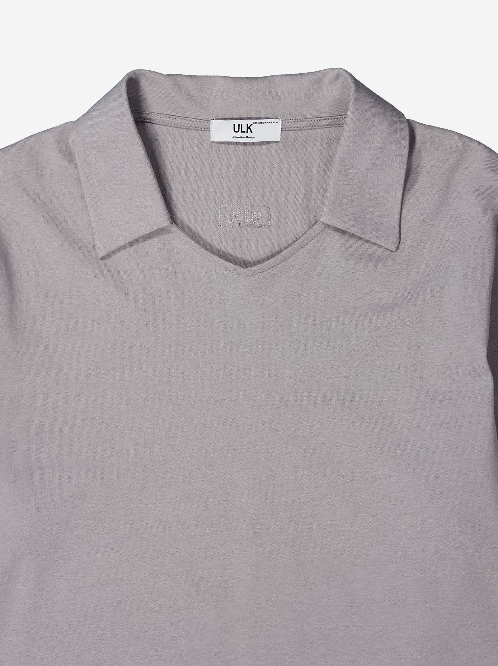 Polo gris claro de manga corta Detalle cuello - Inpol - Image 5