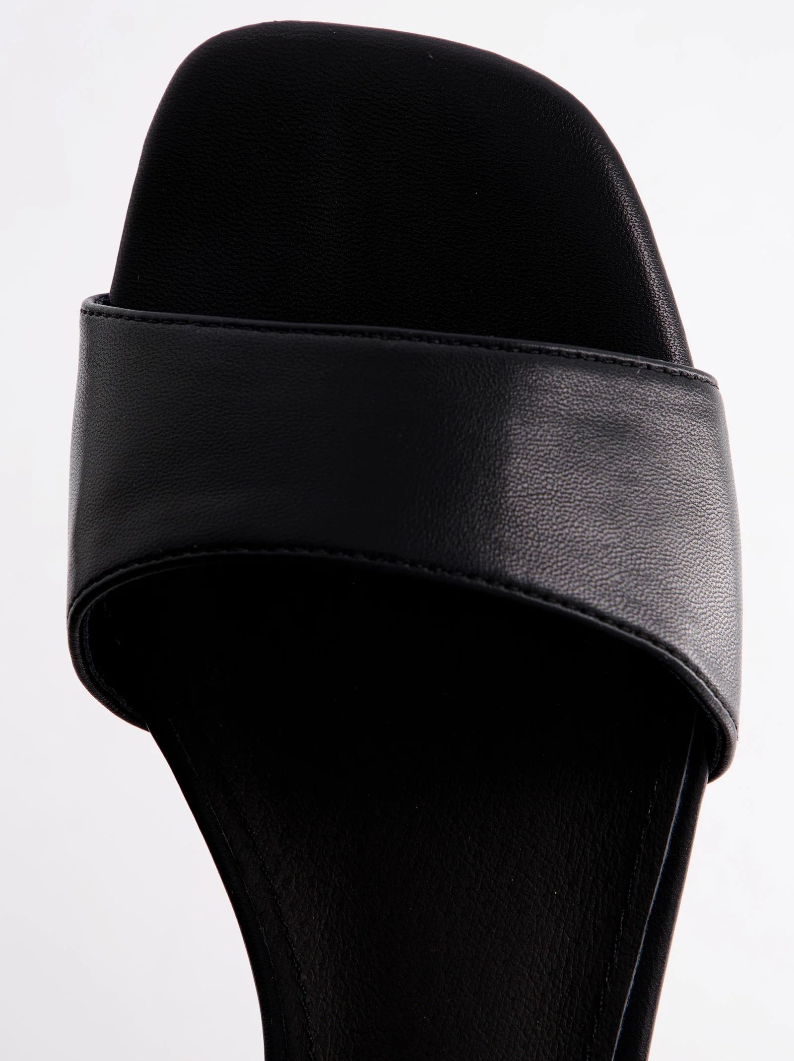 Sandalia Negra De Cuña Baja - Brunni - Image 2