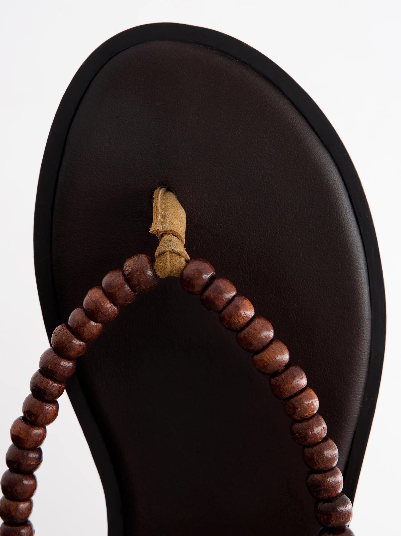 Sandalia Plana Con Bolitas De Madera - Ceniza - Image 2